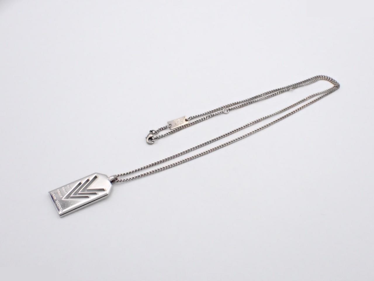 Triple V Necklace m00050 — view 3