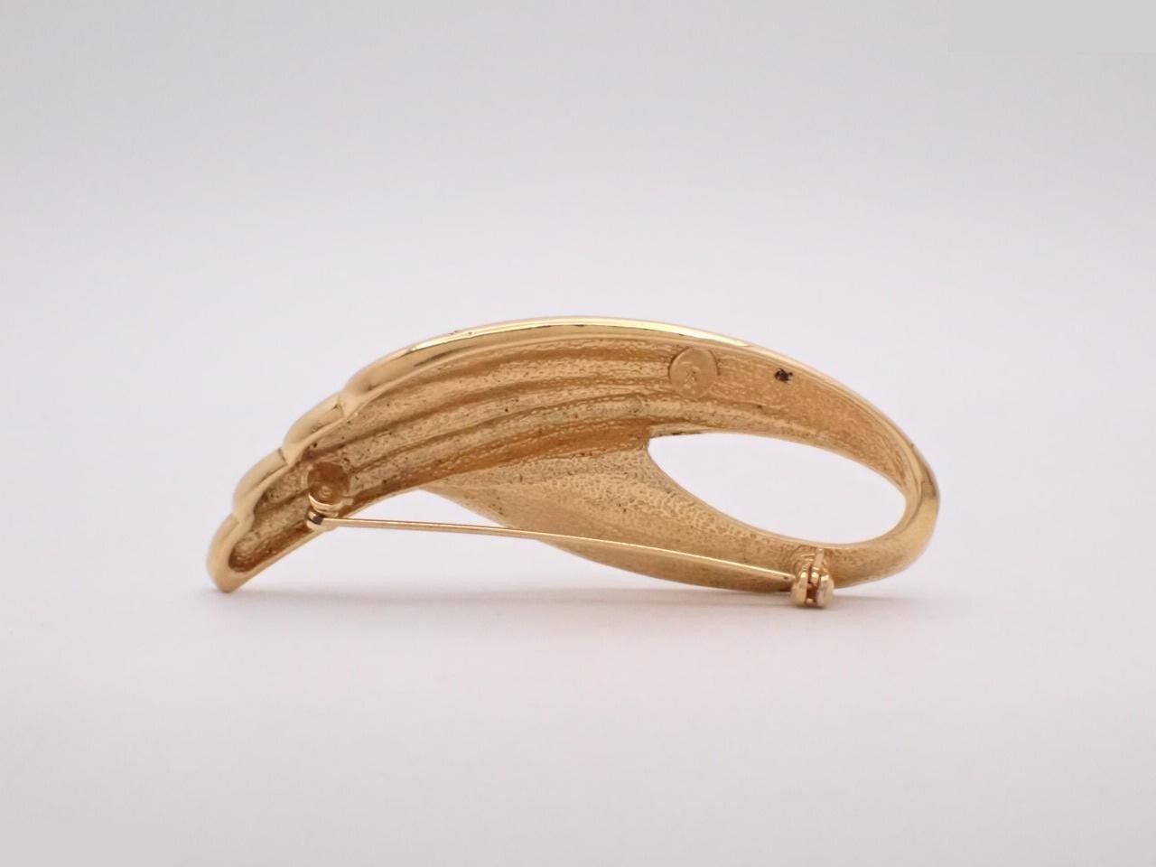 brooch — view 2