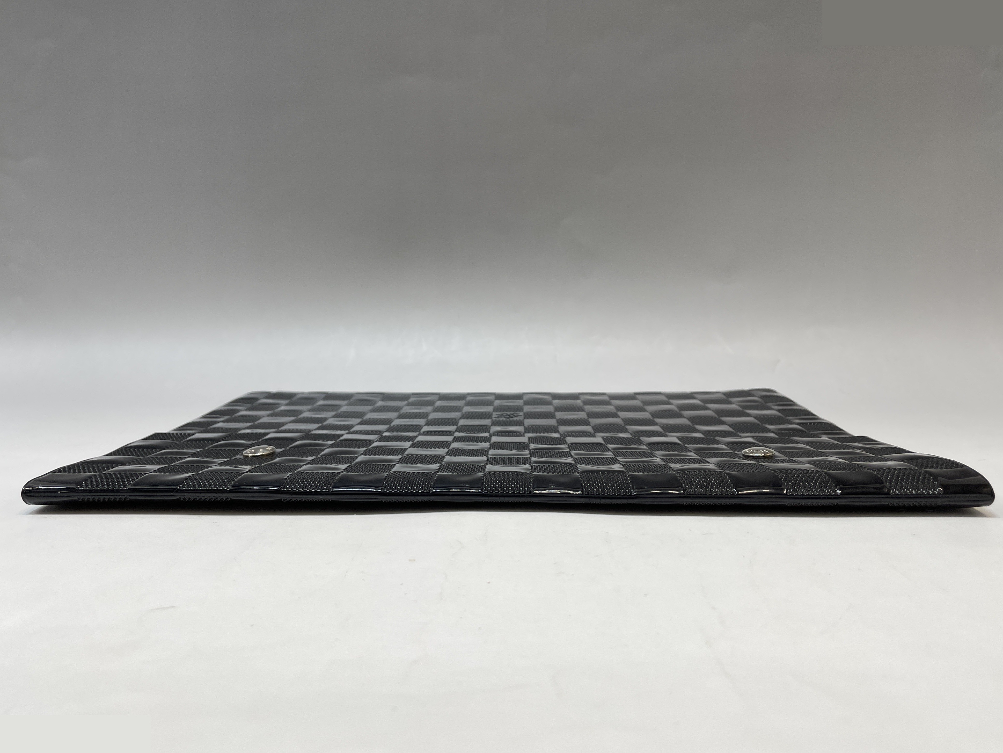 Unused, not for sale: Damier Vernis clutch bag, black. — view 5