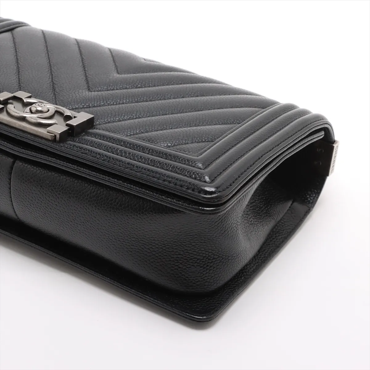 Boy Chanel 25 caviar skin chain shoulder bag chevron V stitch black gunmetal hardware 29073938 29th series A67086 — view 3