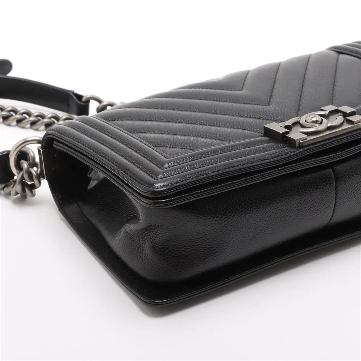 Boy Chanel 25 caviar skin chain shoulder bag chevron V stitch black gunmetal hardware 29073938 29th series A67086 — view 4