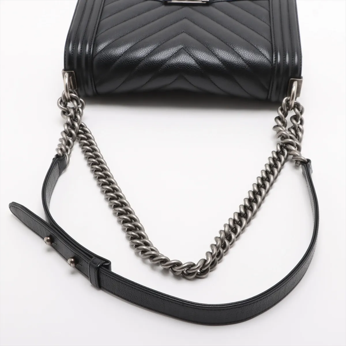 Boy Chanel 25 caviar skin chain shoulder bag chevron V stitch black gunmetal hardware 29073938 29th series A67086 — view 5