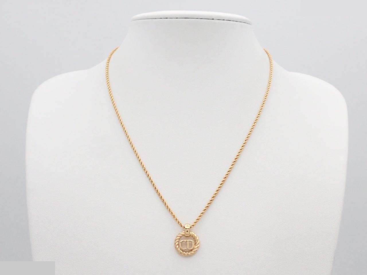 Gold necklace — view 3