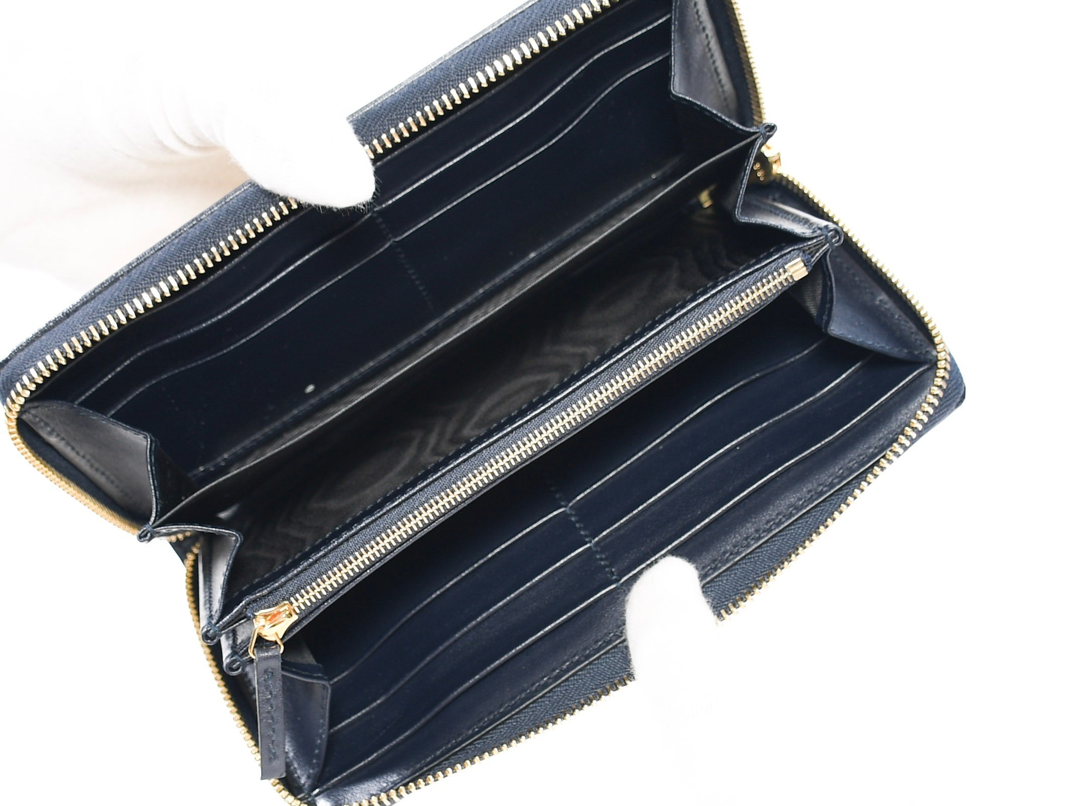 Comes with box and dust bag. Gucci Horsebit Round Zip Wallet 621889 — view 8