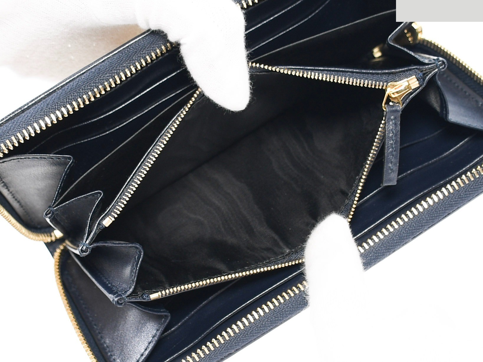 Comes with box and dust bag. Gucci Horsebit Round Zip Wallet 621889 — view 9