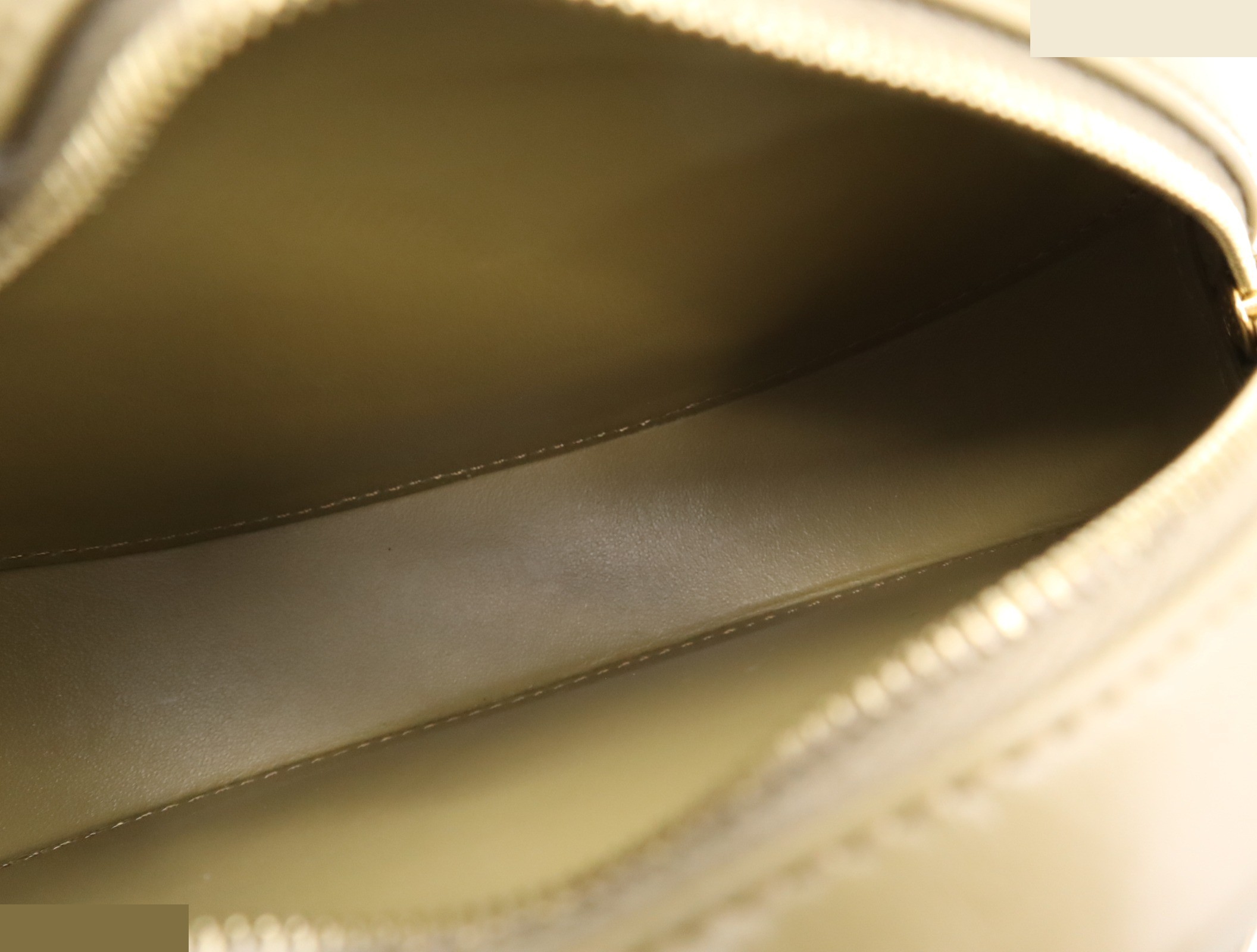 Leather oval purse, Cuir shoulder bag, green, gold hardware. — view 7