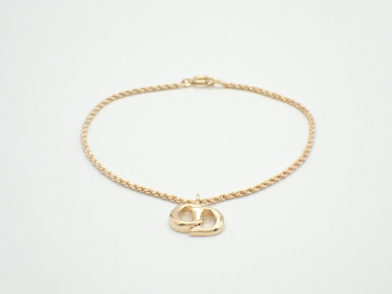 Other items: Precious metal bracelets and bangles (metal), wrist circumference approximately 19 cm.