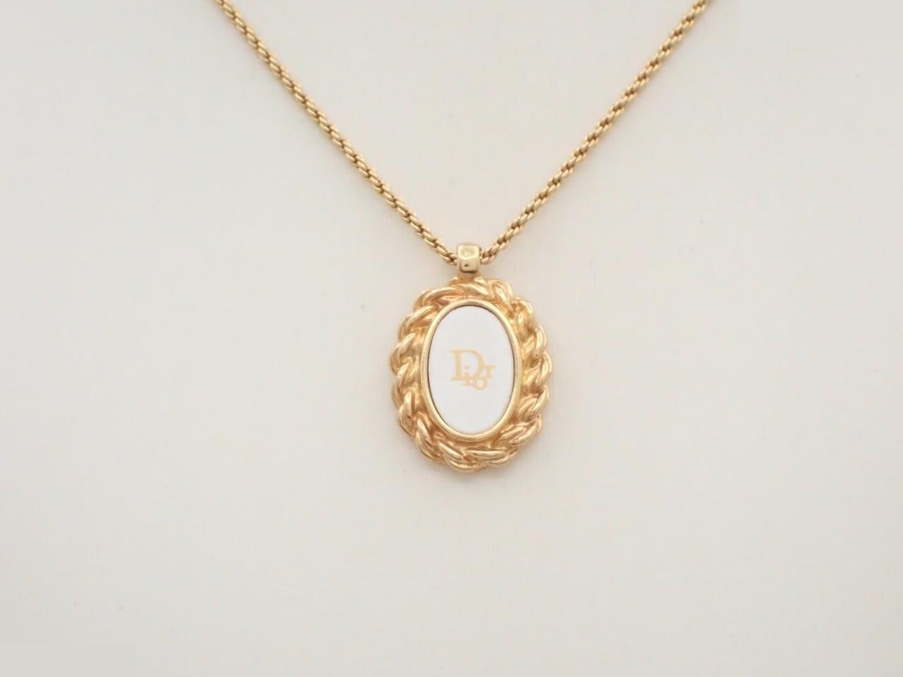 Necklace, chain approximately 45cm