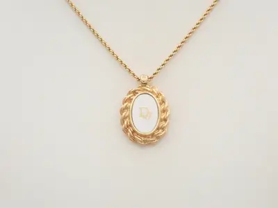 Necklace, chain approximately 45cm