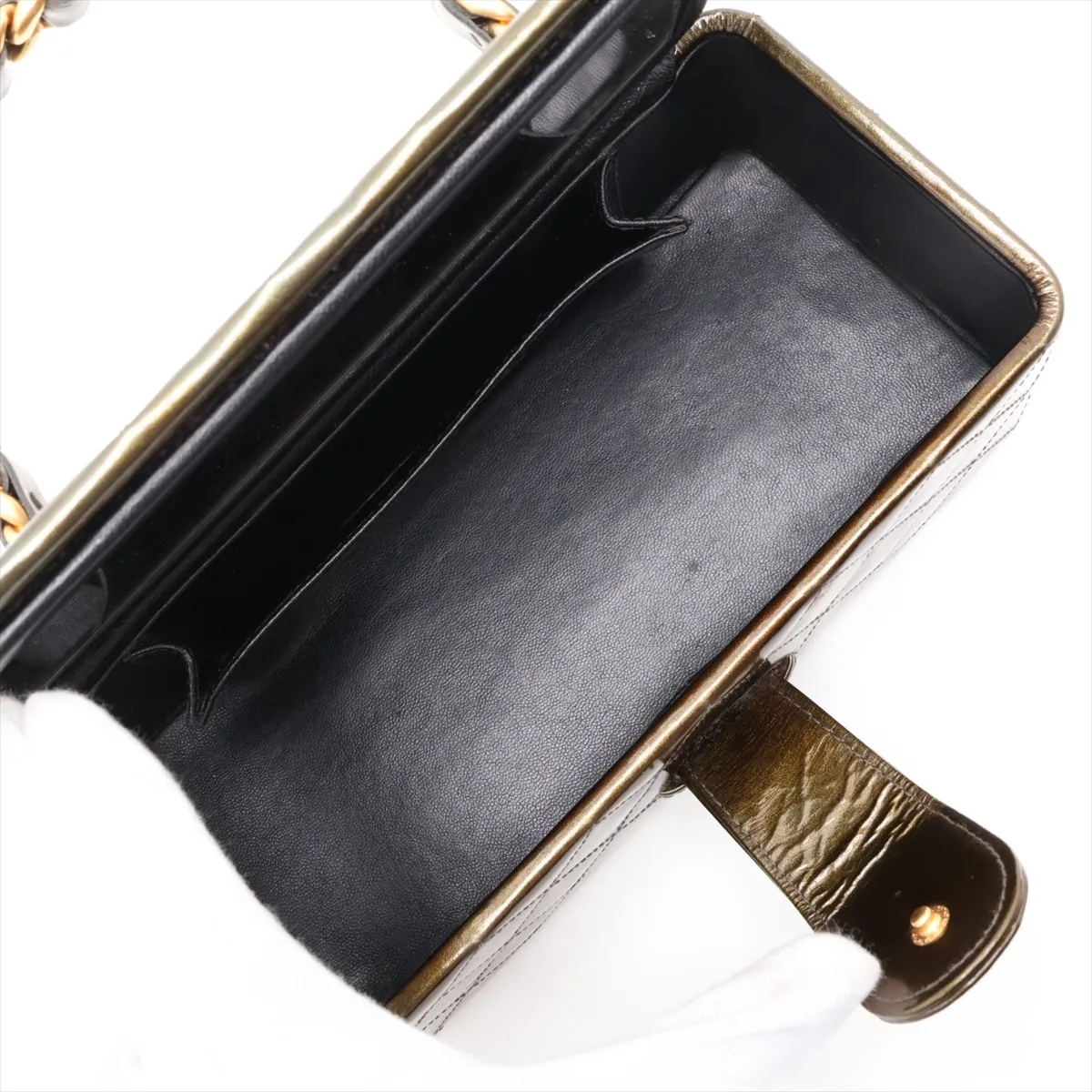 Matelassé Patent Leather Vanity Bag, Green with Gold Hardware, Item No. 3604682 (Serial Number 3) — view 7