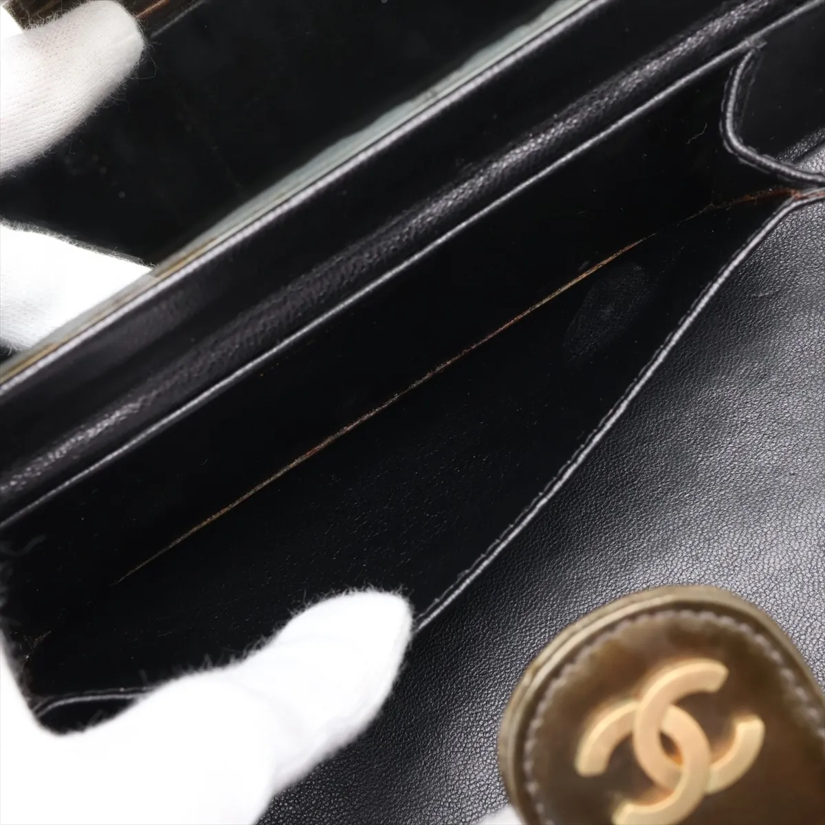 Matelassé Patent Leather Vanity Bag, Green with Gold Hardware, Item No. 3604682 (Serial Number 3) — view 8