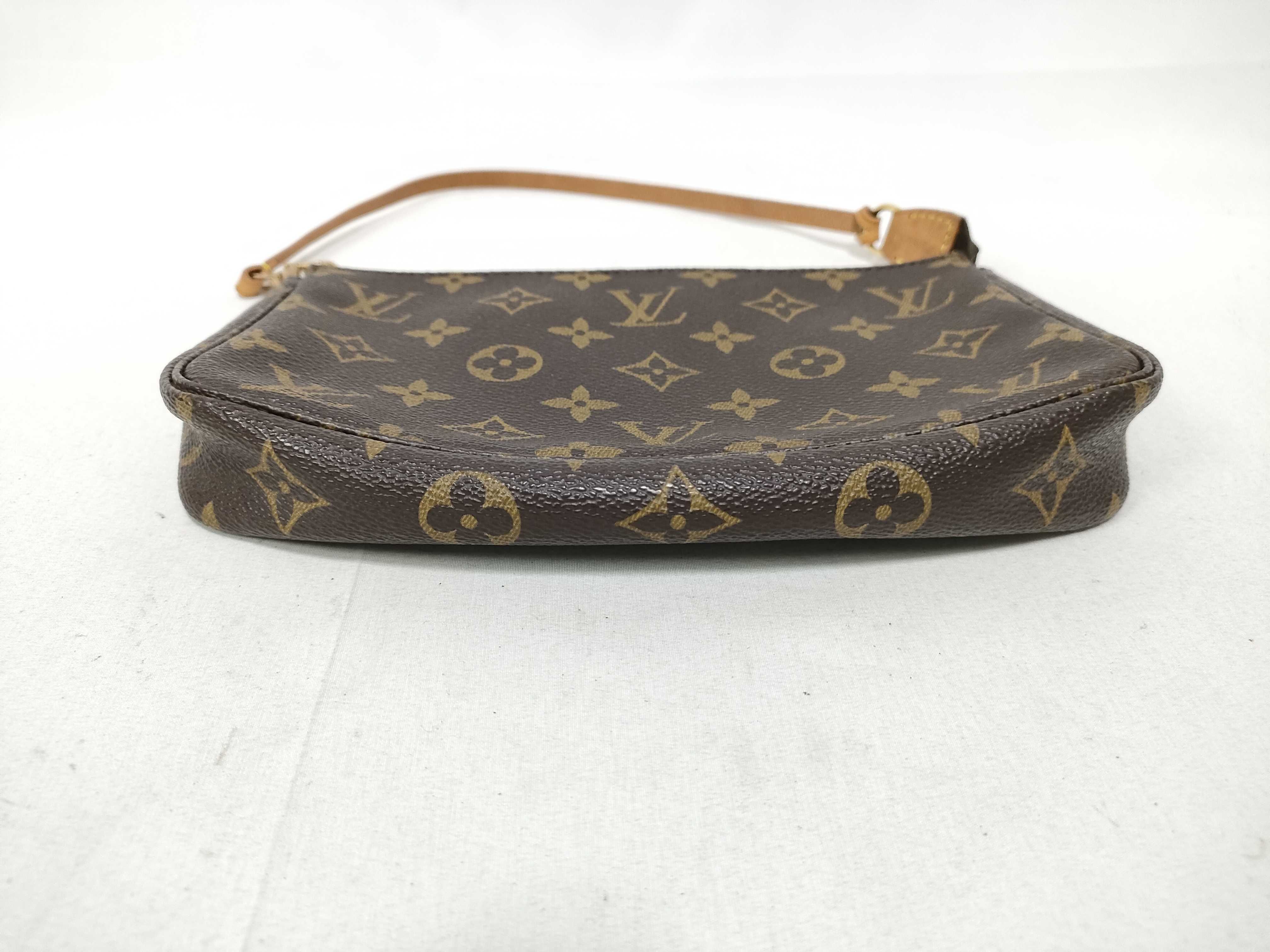 Monogram Louis Vuitton Monogram Accessoires AR0927 Pouch — view 3