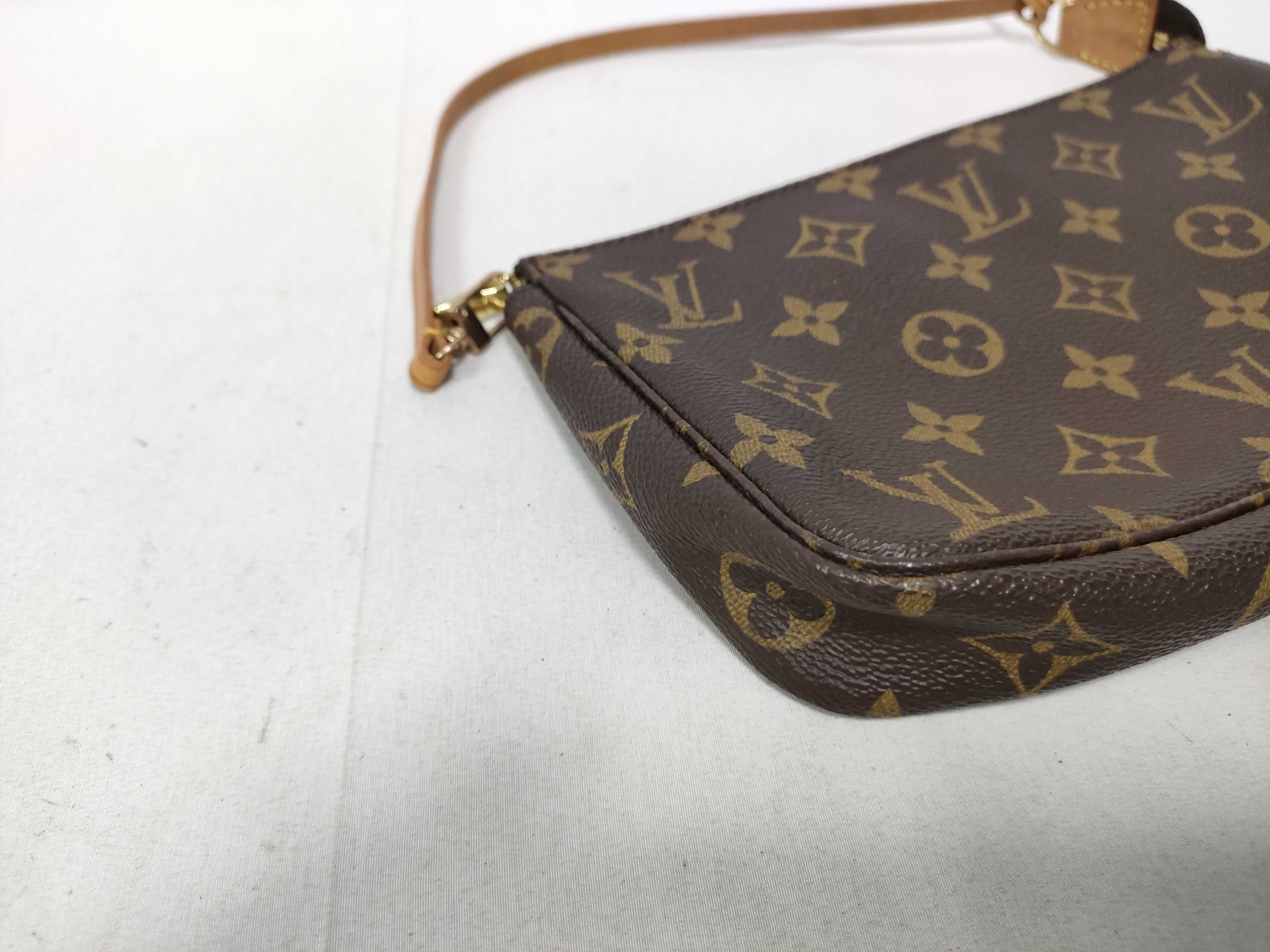 Monogram Louis Vuitton Monogram Accessoires AR0927 Pouch — view 5