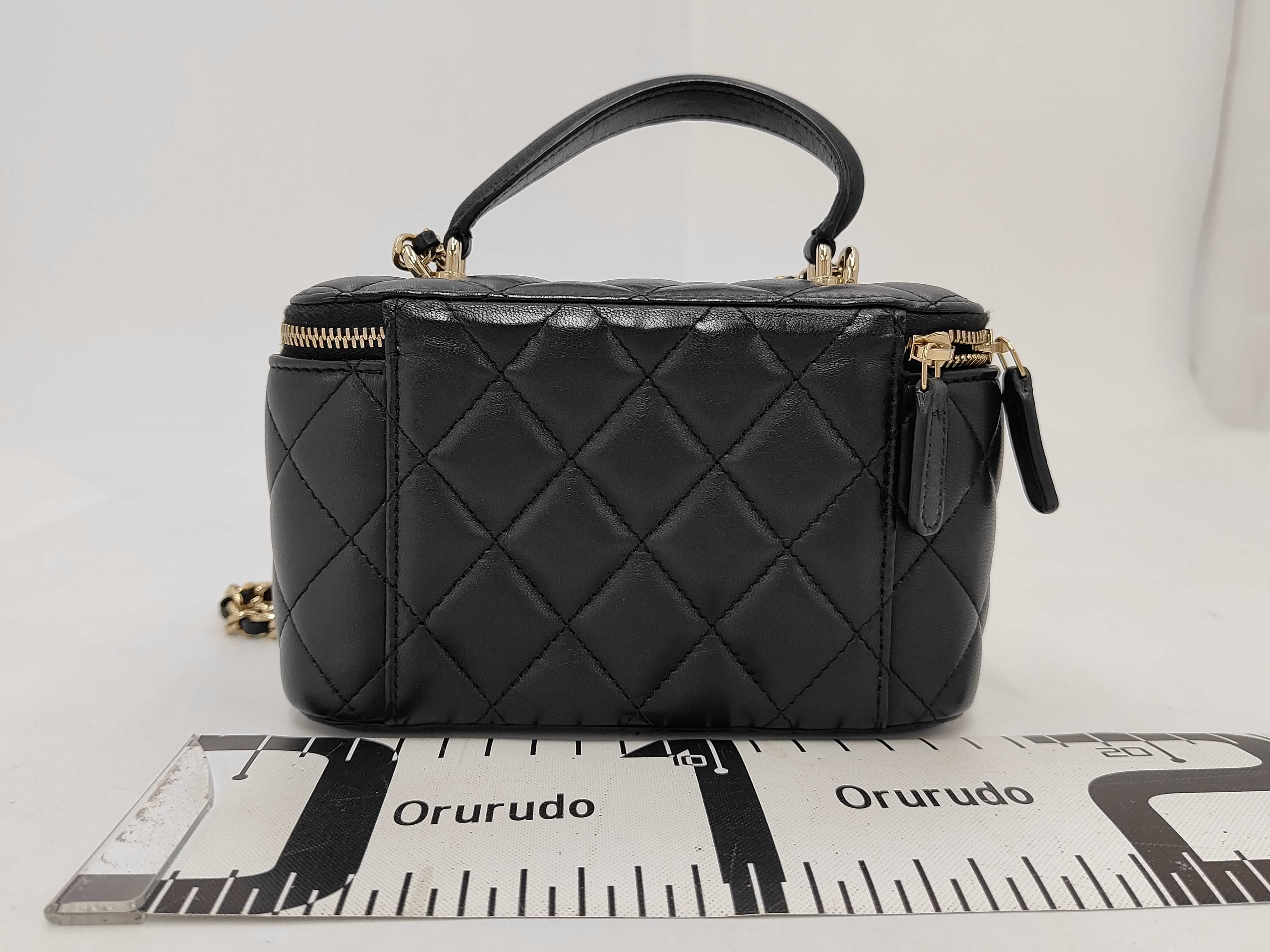 Matelassé Chain Shoulder Bag Vanity Case Black Random Serial Number Shoulder Bag — view 2
