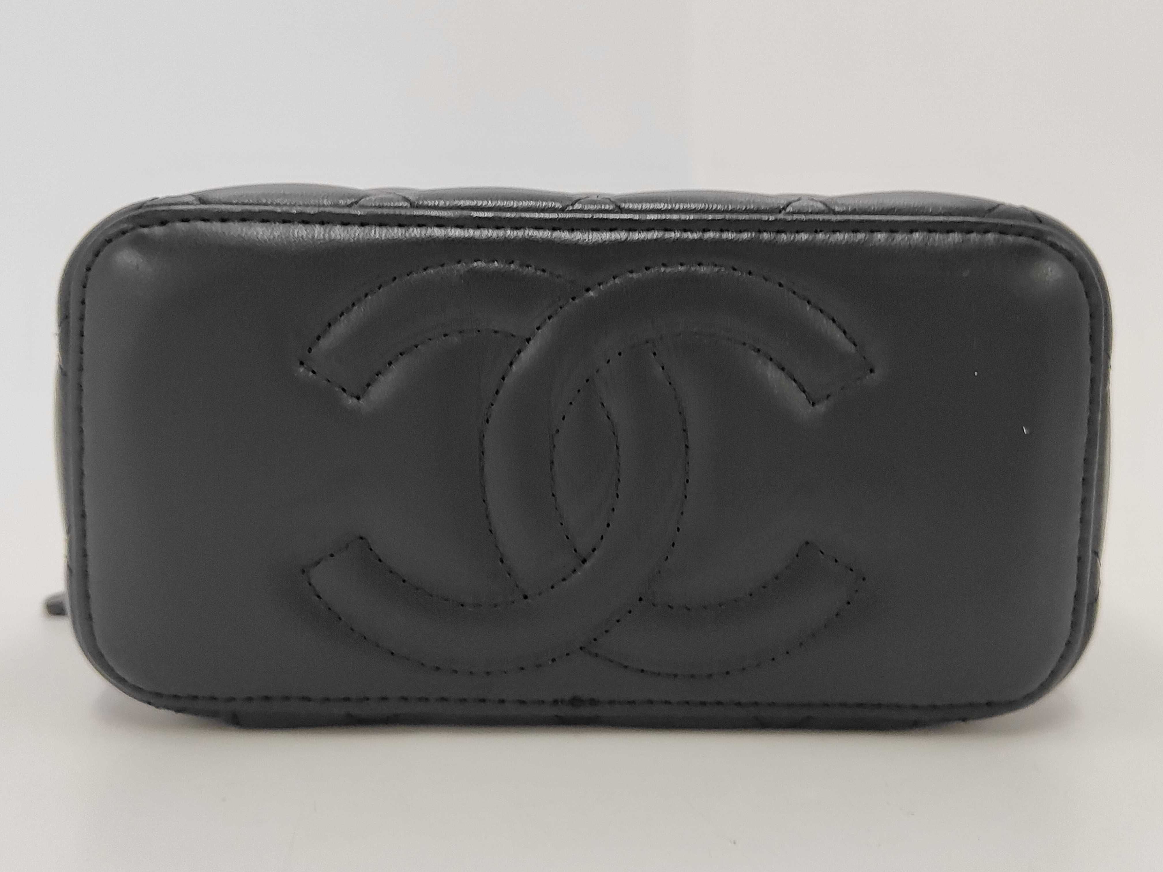 Matelassé Chain Shoulder Bag Vanity Case Black Random Serial Number Shoulder Bag — view 4