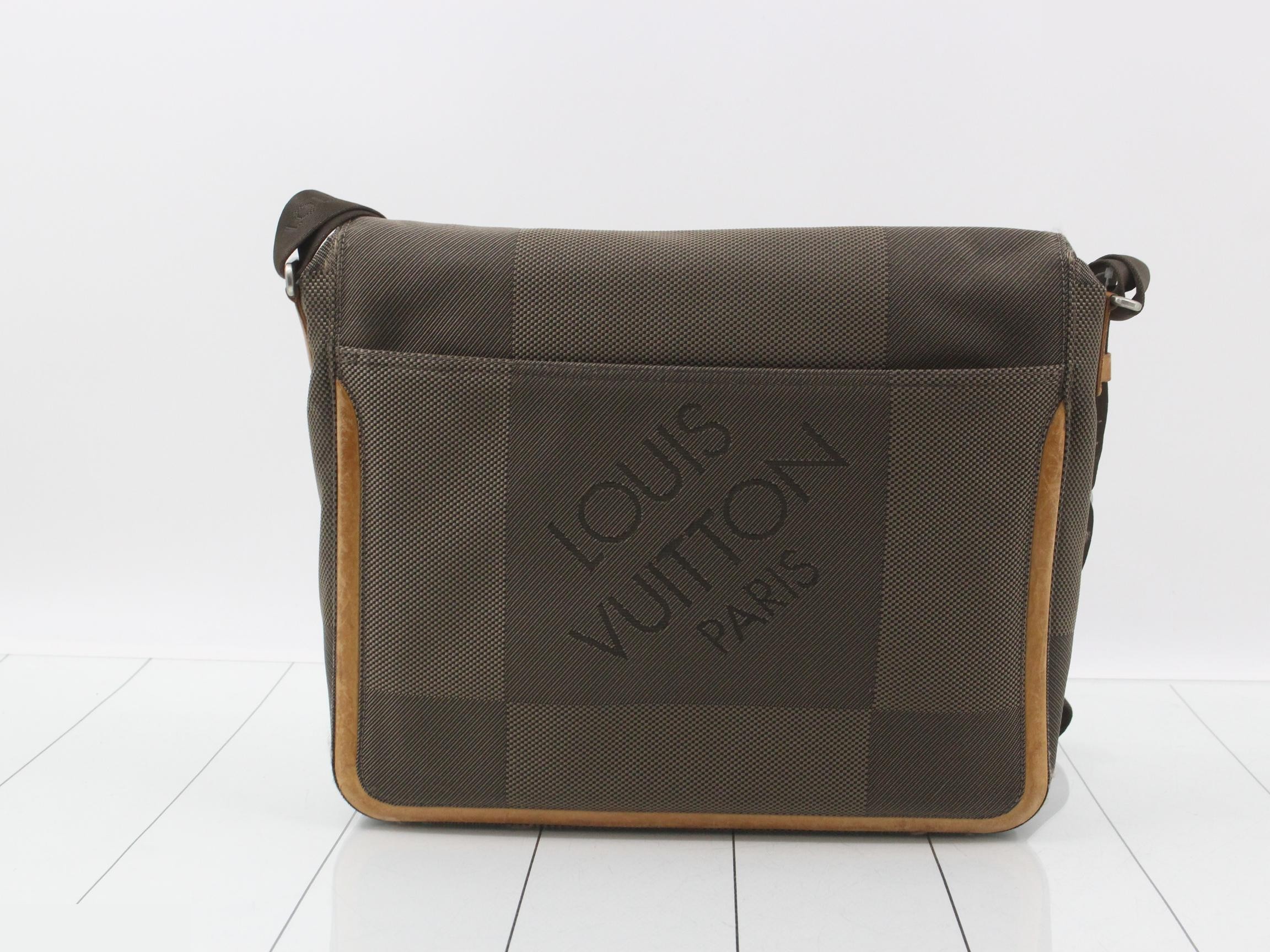 Damier Geant Messager Shoulder Bag — view 2