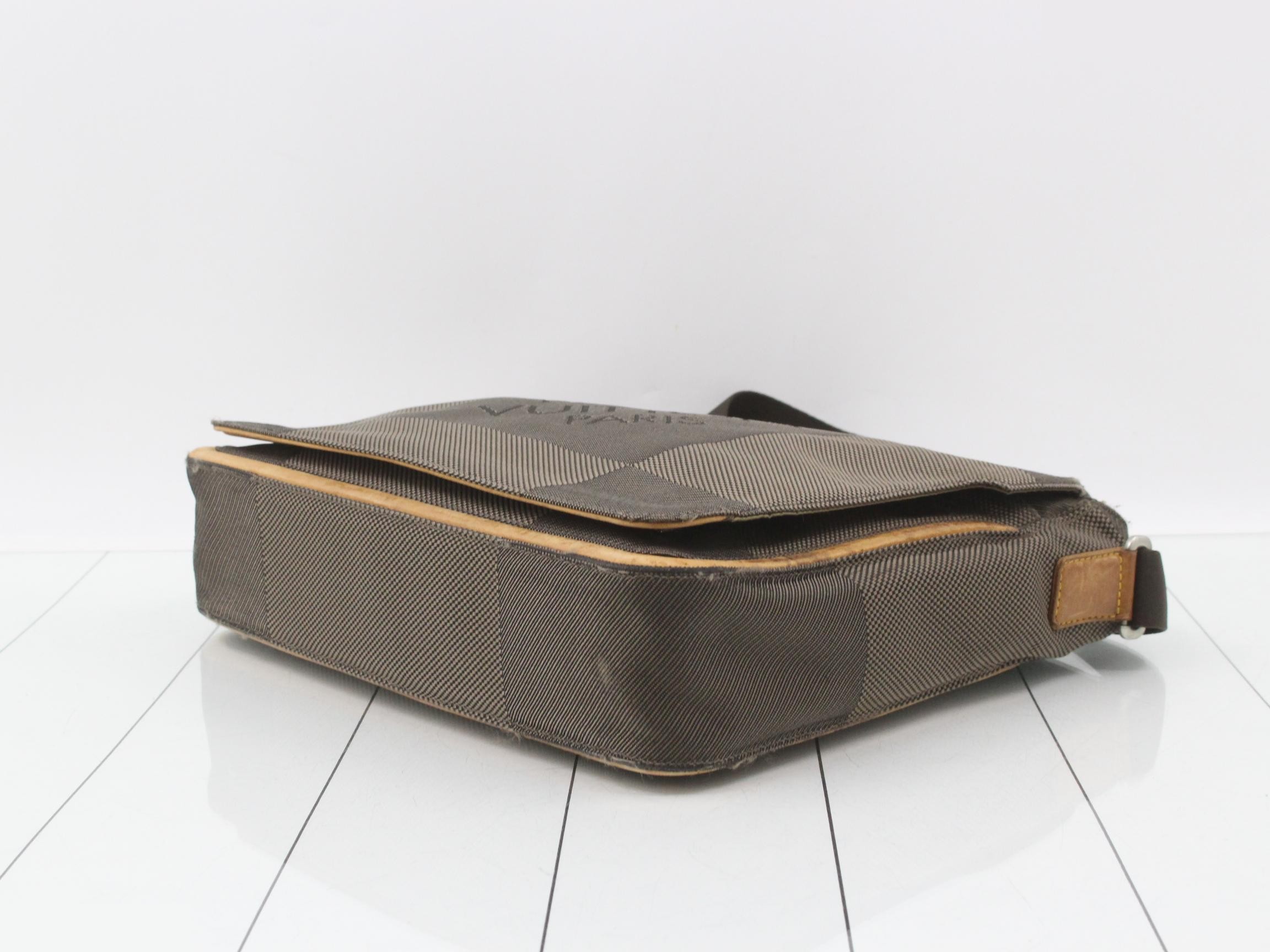 Damier Geant Messager Shoulder Bag — view 6
