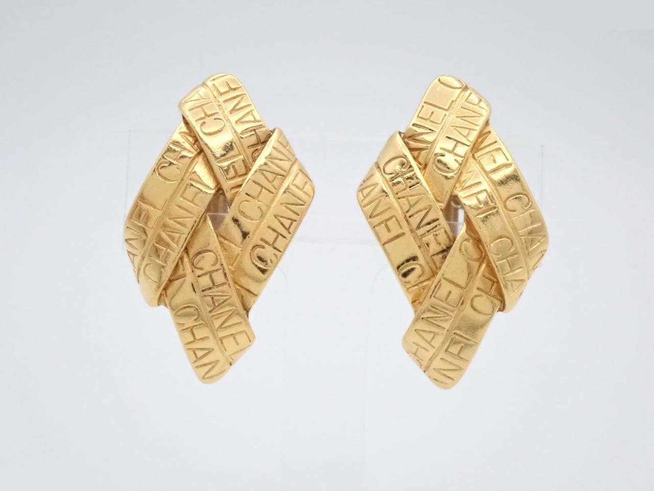 Earrings, ribbon, gold