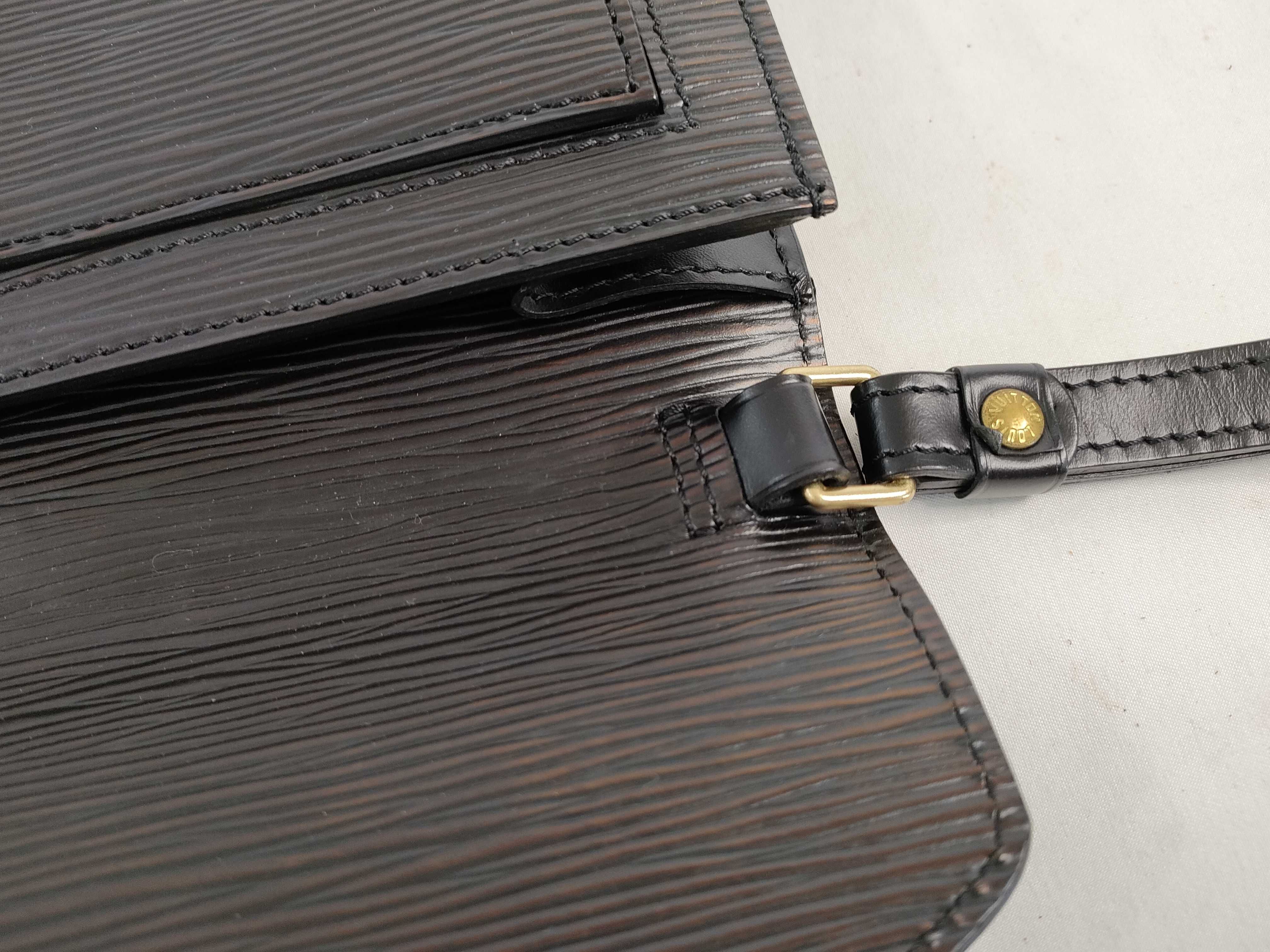 Epi Louis Vuitton Clutch Black VI0041 Clutch Bag — view 5