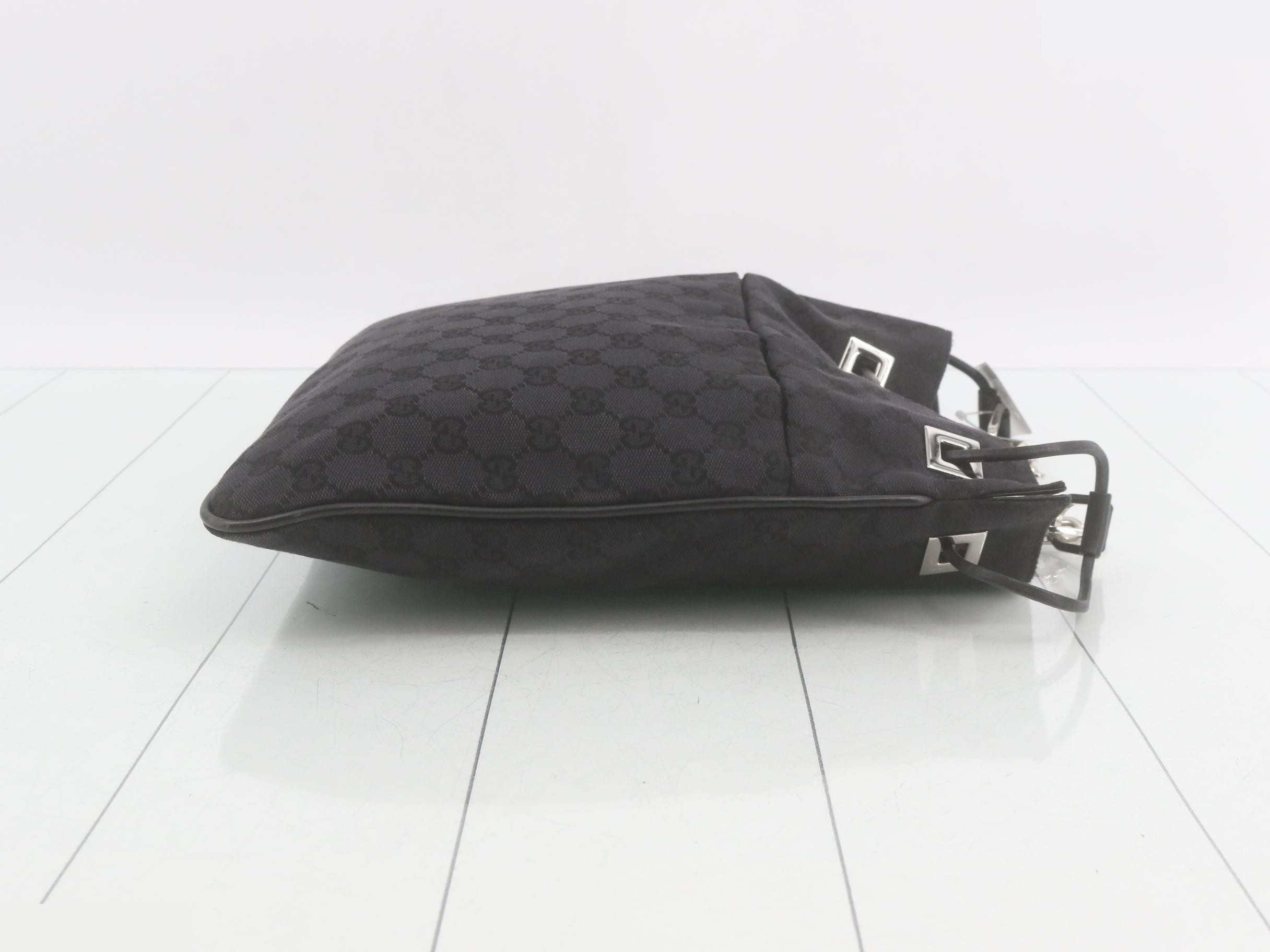GG Canvas Chain Shoulder Bag — view 3