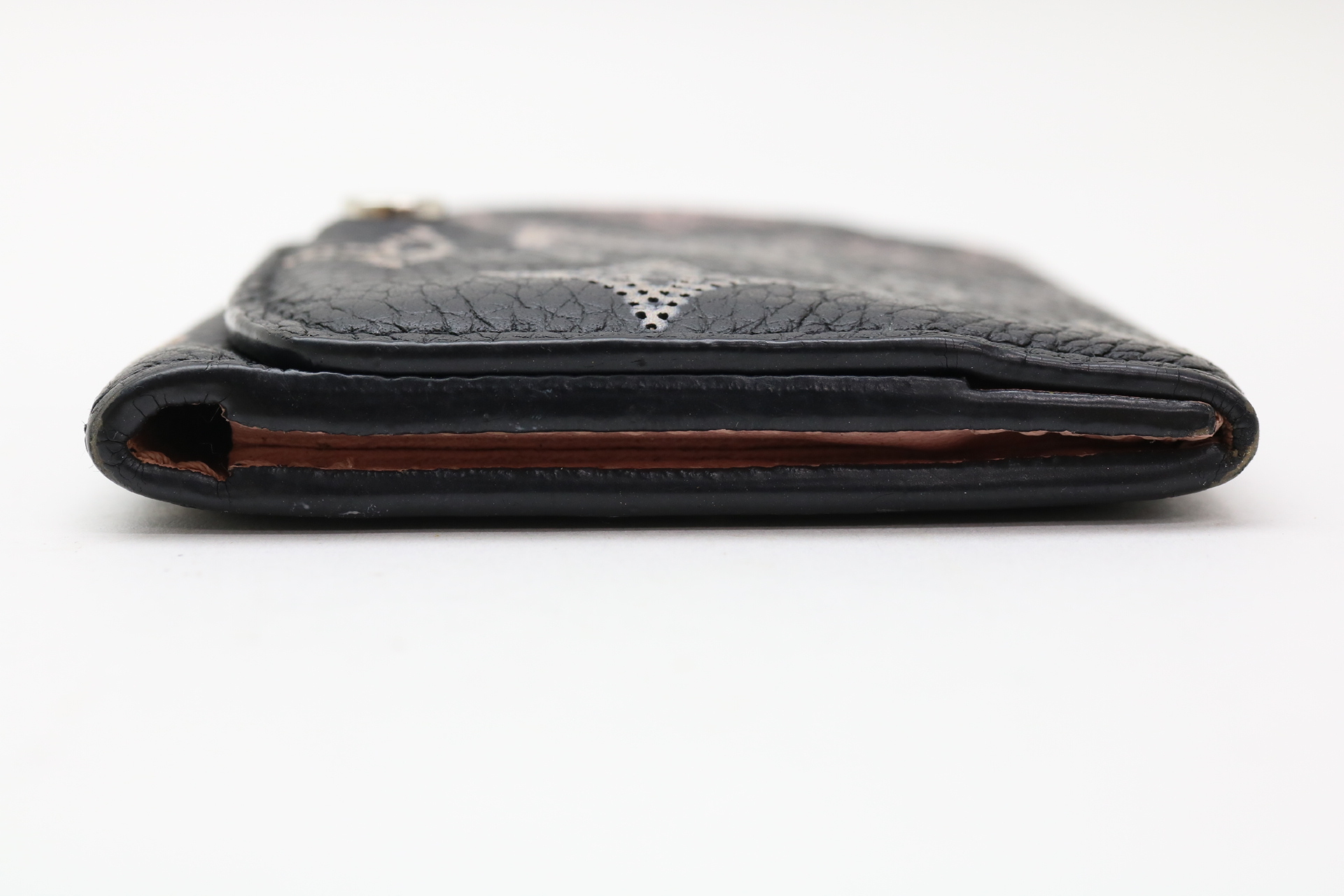 Monogram Mahina Enveloppe Carte de Wigete Card Case — view 4