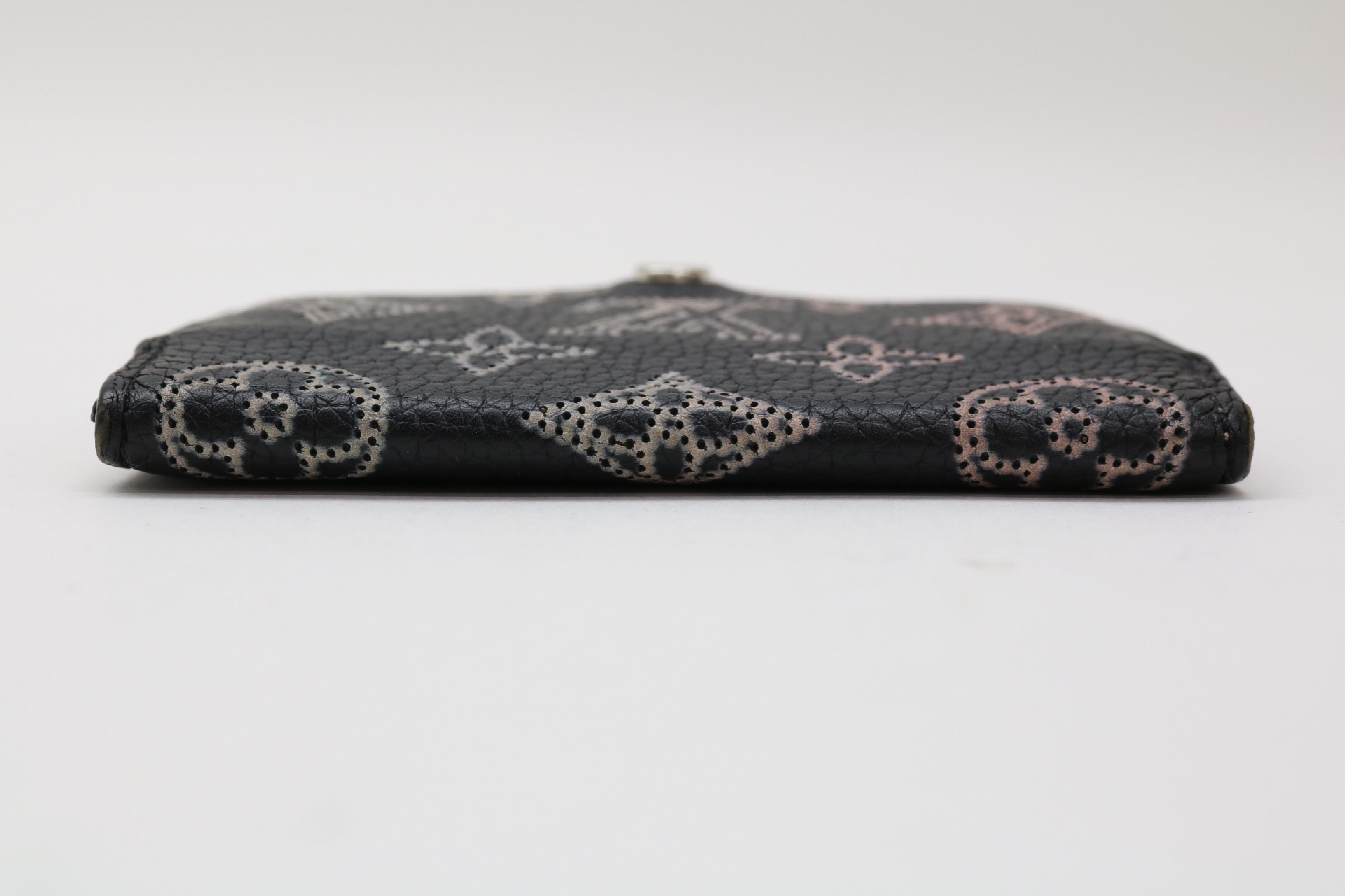 Monogram Mahina Enveloppe Carte de Wigete Card Case — view 6