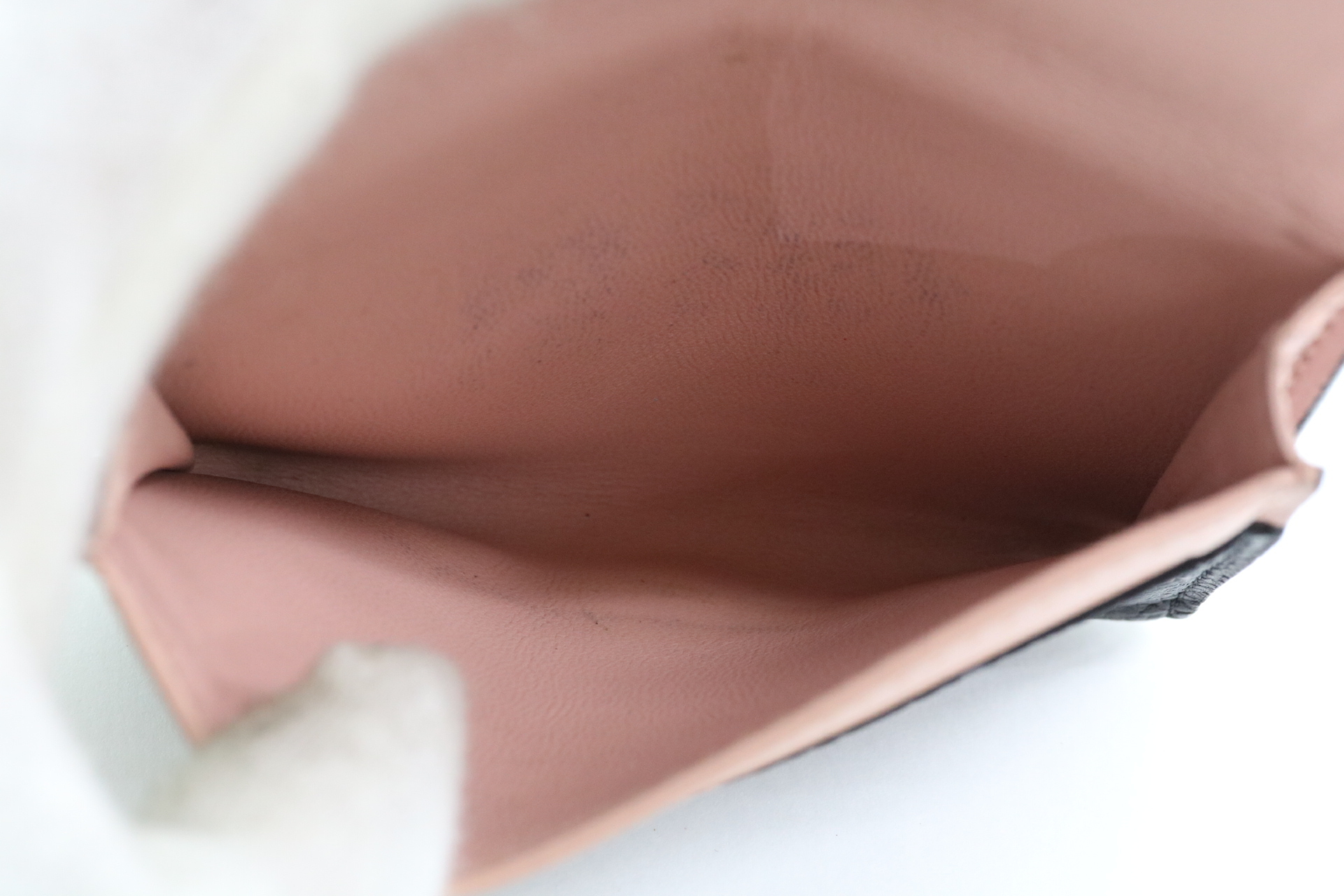 Monogram Mahina Enveloppe Carte de Wigete Card Case — view 7