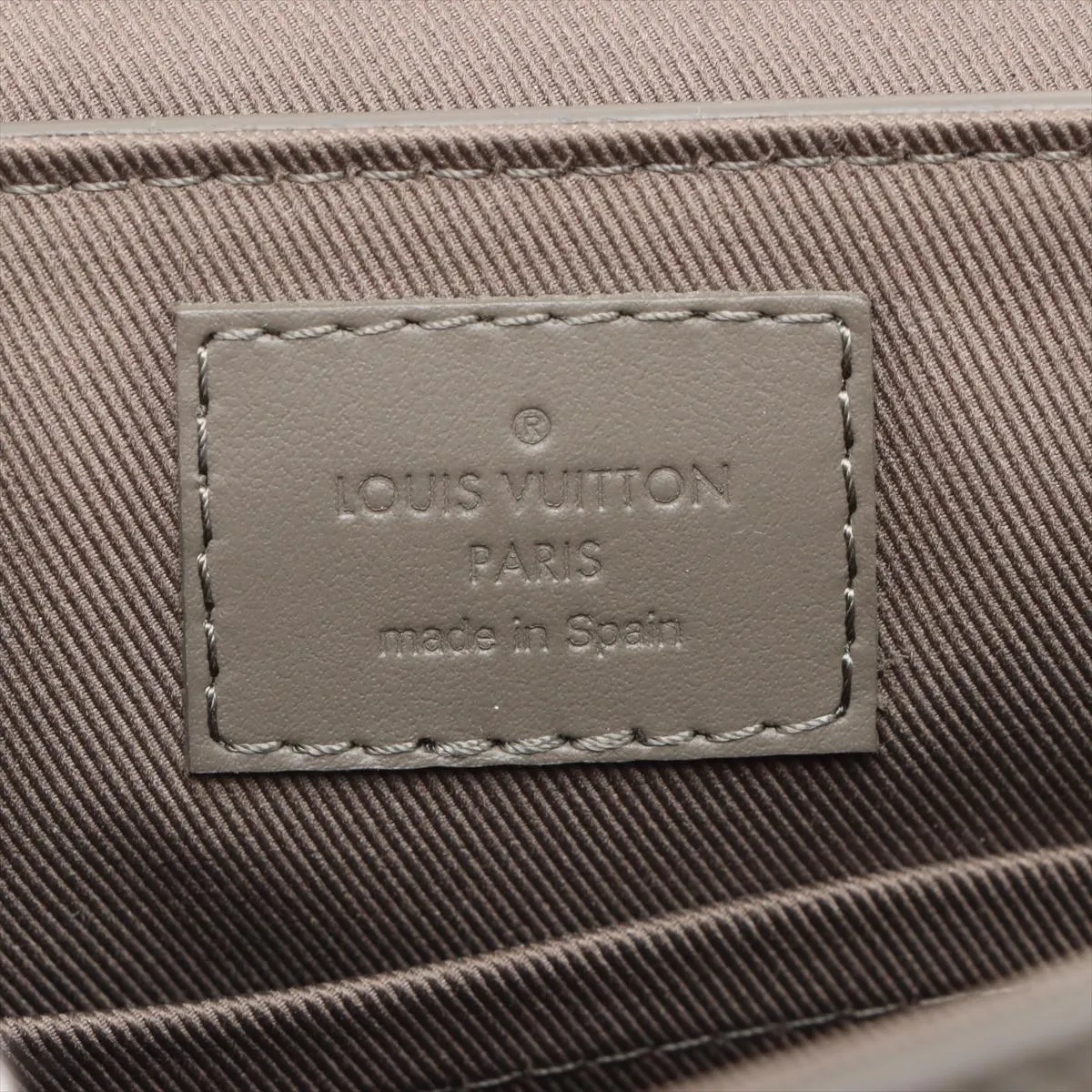 LV Aerogram Takeoff Messenger M25125 Khaki RFID reaction available — view 9