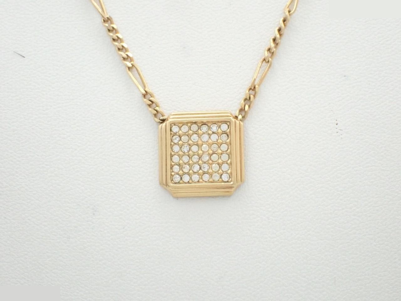 Other line: Precious metal necklaces and pendants, neck circumference approximately 46 cm.