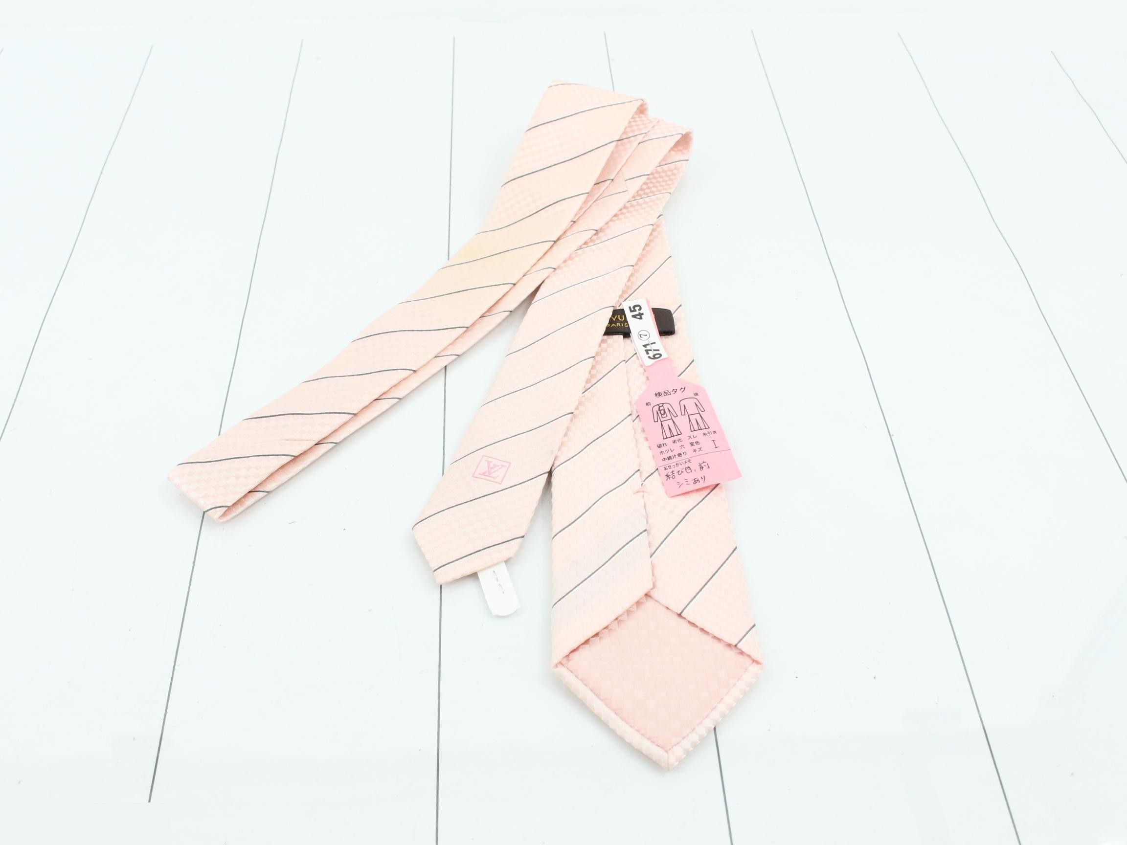 tie — view 2
