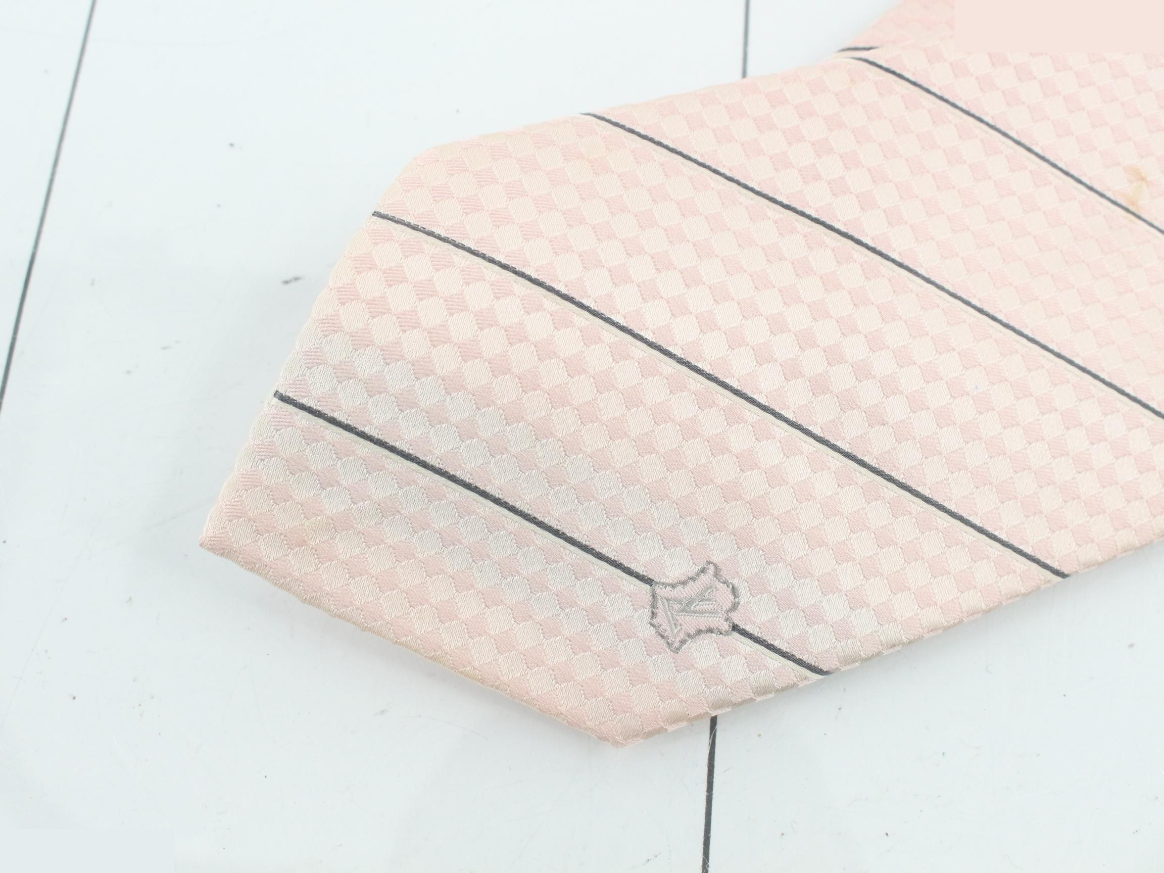 tie — view 3