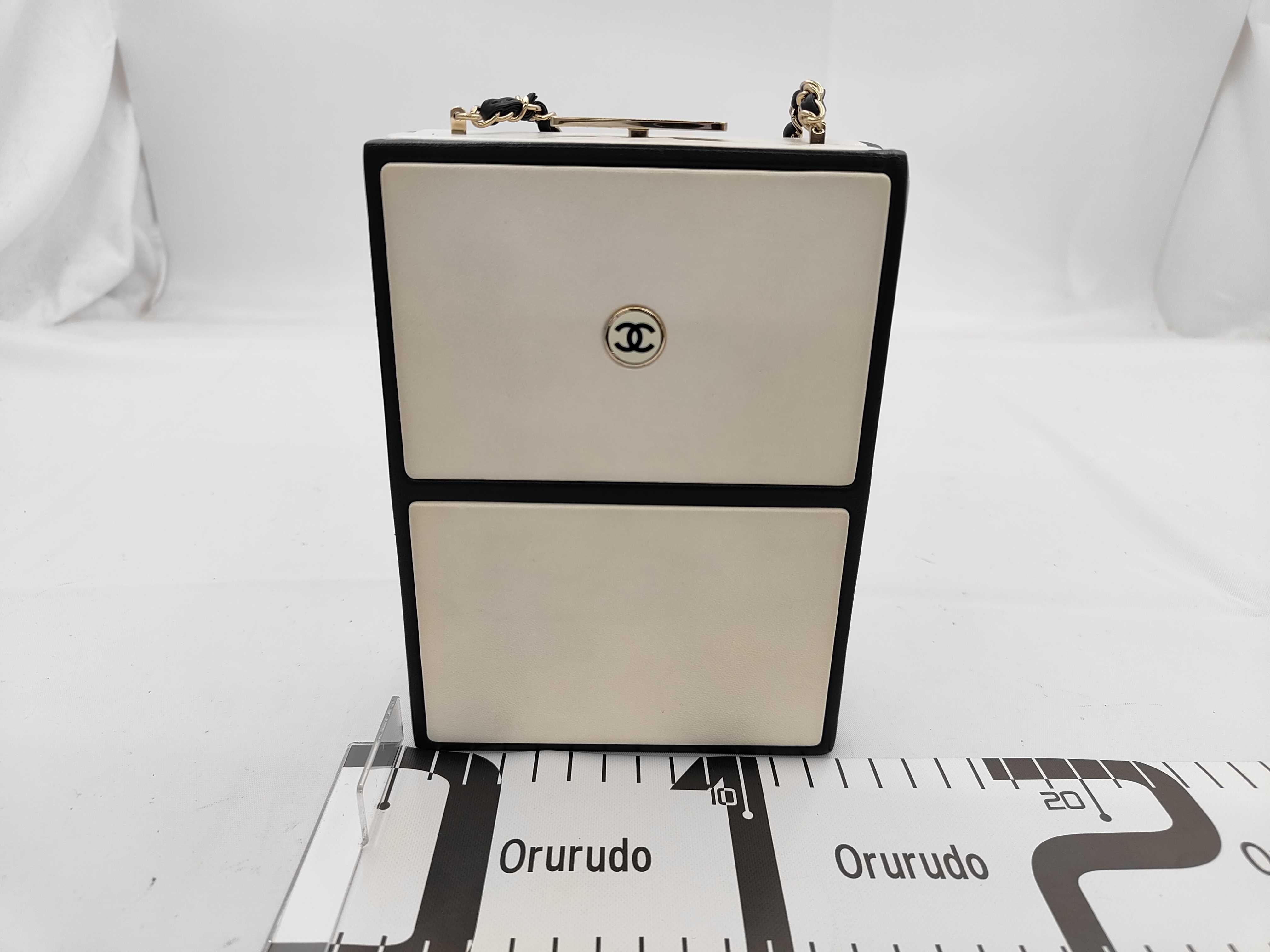 Perfume No. 5 Chain Shoulder Bag (No. 31 series) — view 2