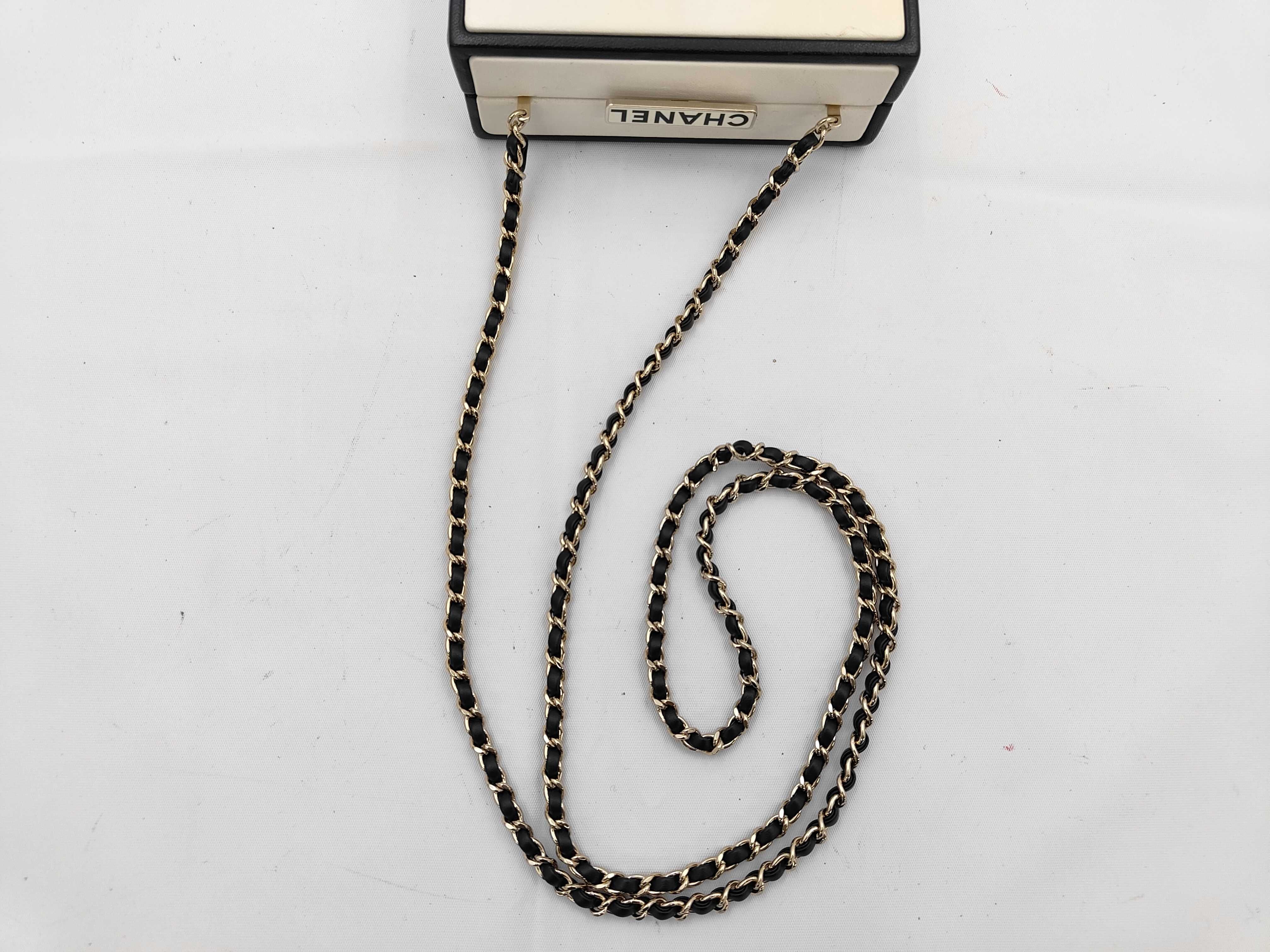 Perfume No. 5 Chain Shoulder Bag (No. 31 series) — view 3