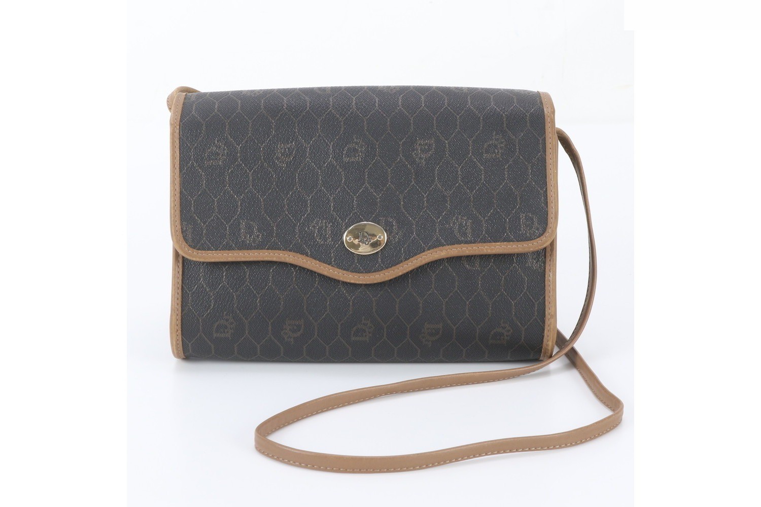 Honeycomb pattern leather shoulder bag, crossbody bag.