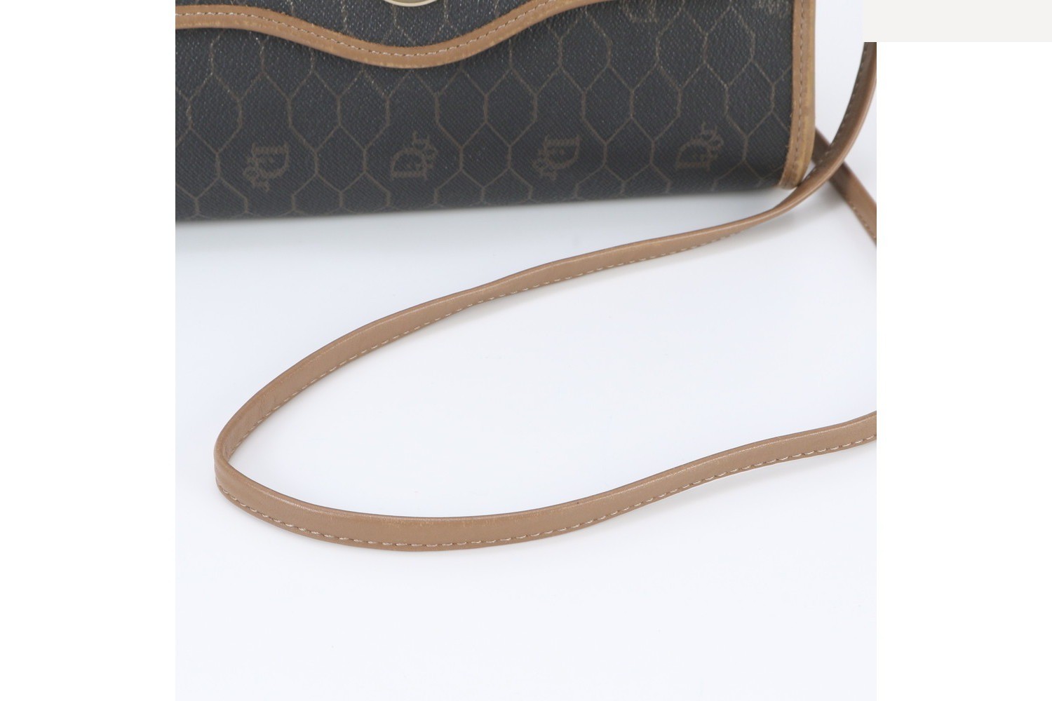 Honeycomb pattern leather shoulder bag, crossbody bag. — view 2