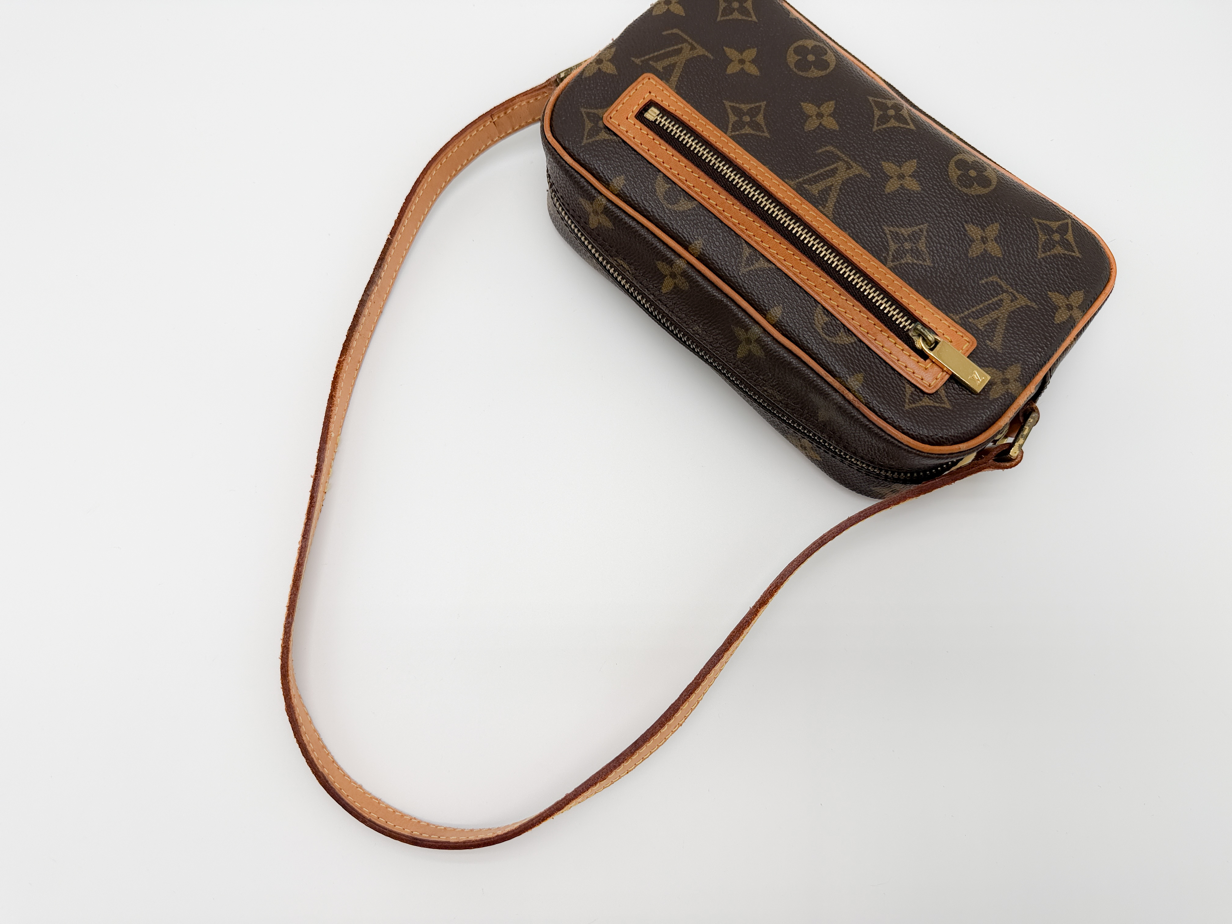 Monogram M5118 Pochette Cite Shoulder Bag (No stickiness) — view 3