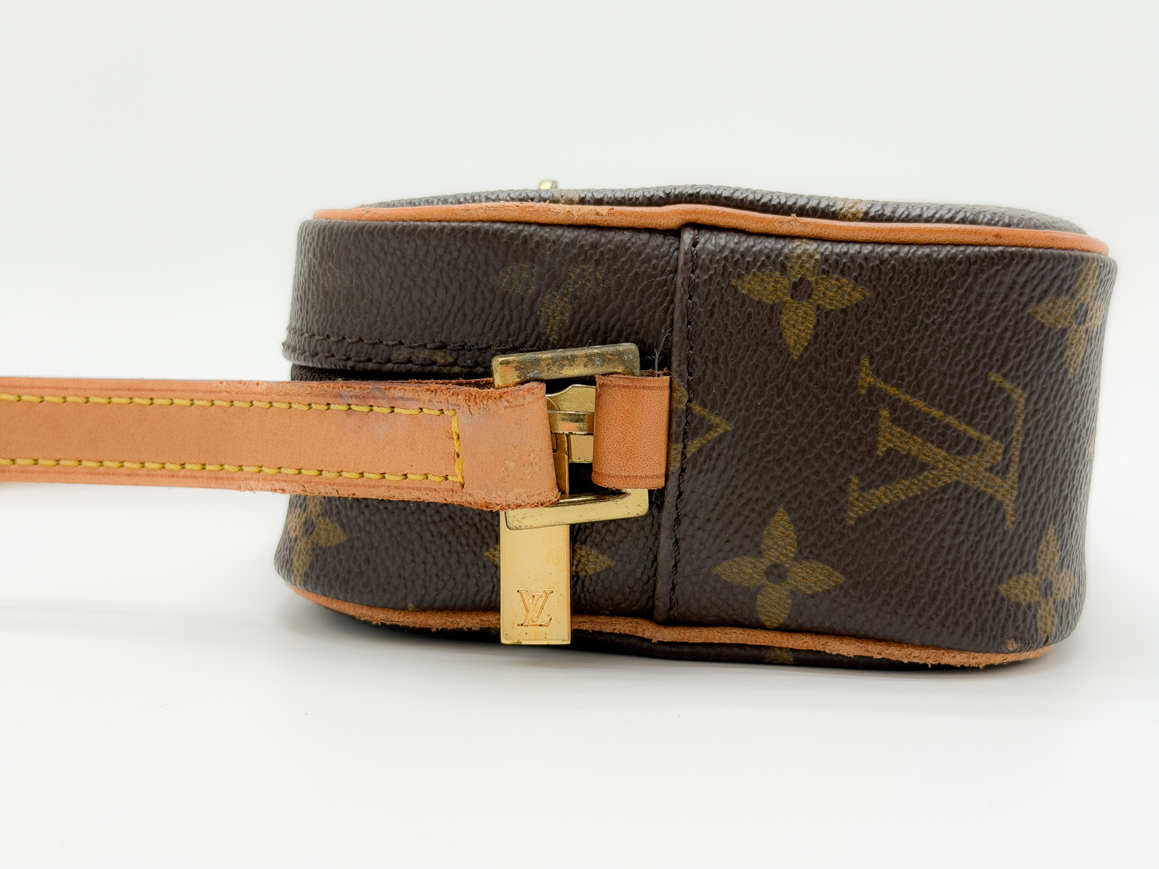 Monogram M5118 Pochette Cite Shoulder Bag (No stickiness) — view 5