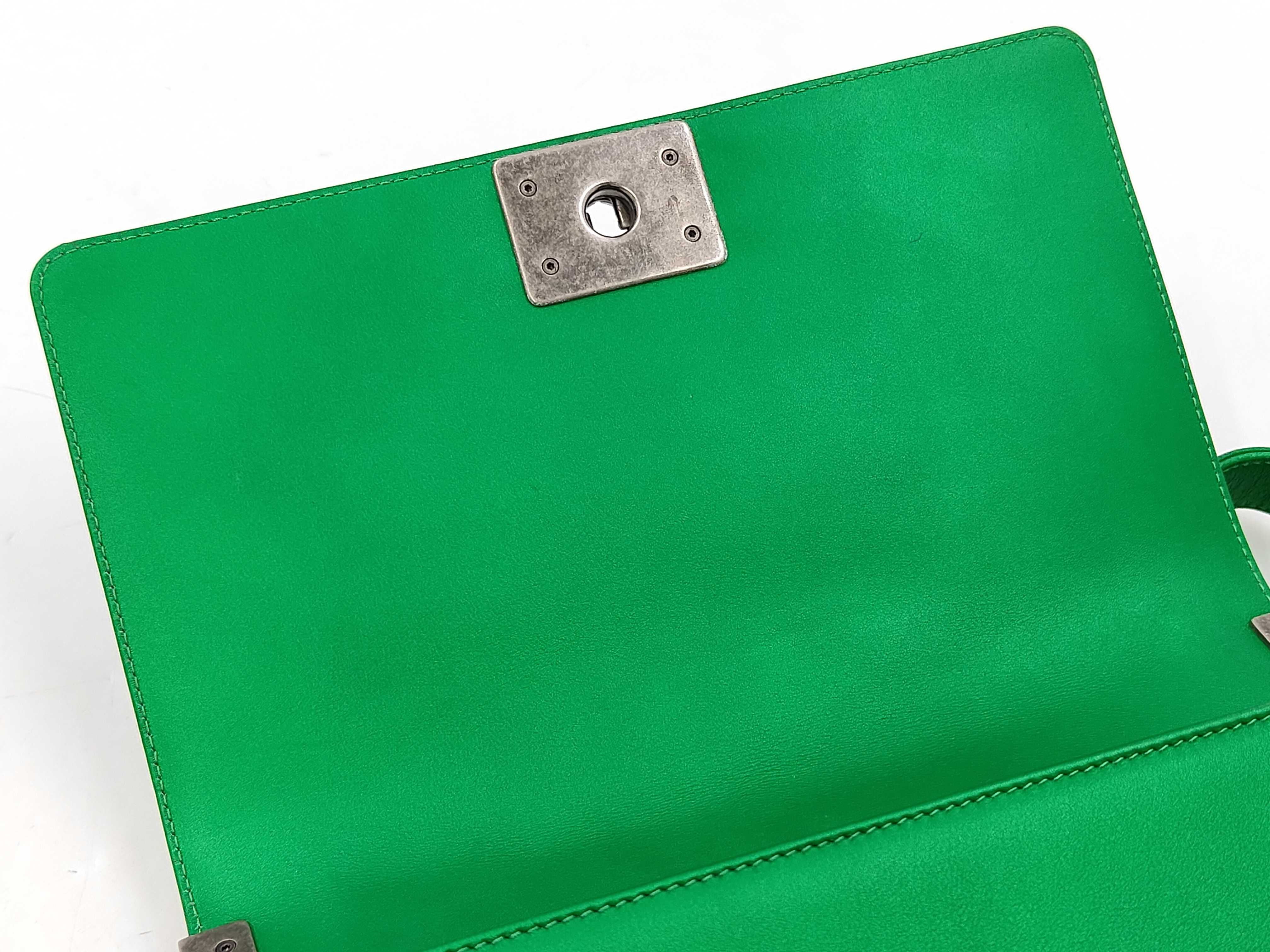 2268 Boy 25 Chain Shoulder Bag, Green — view 11