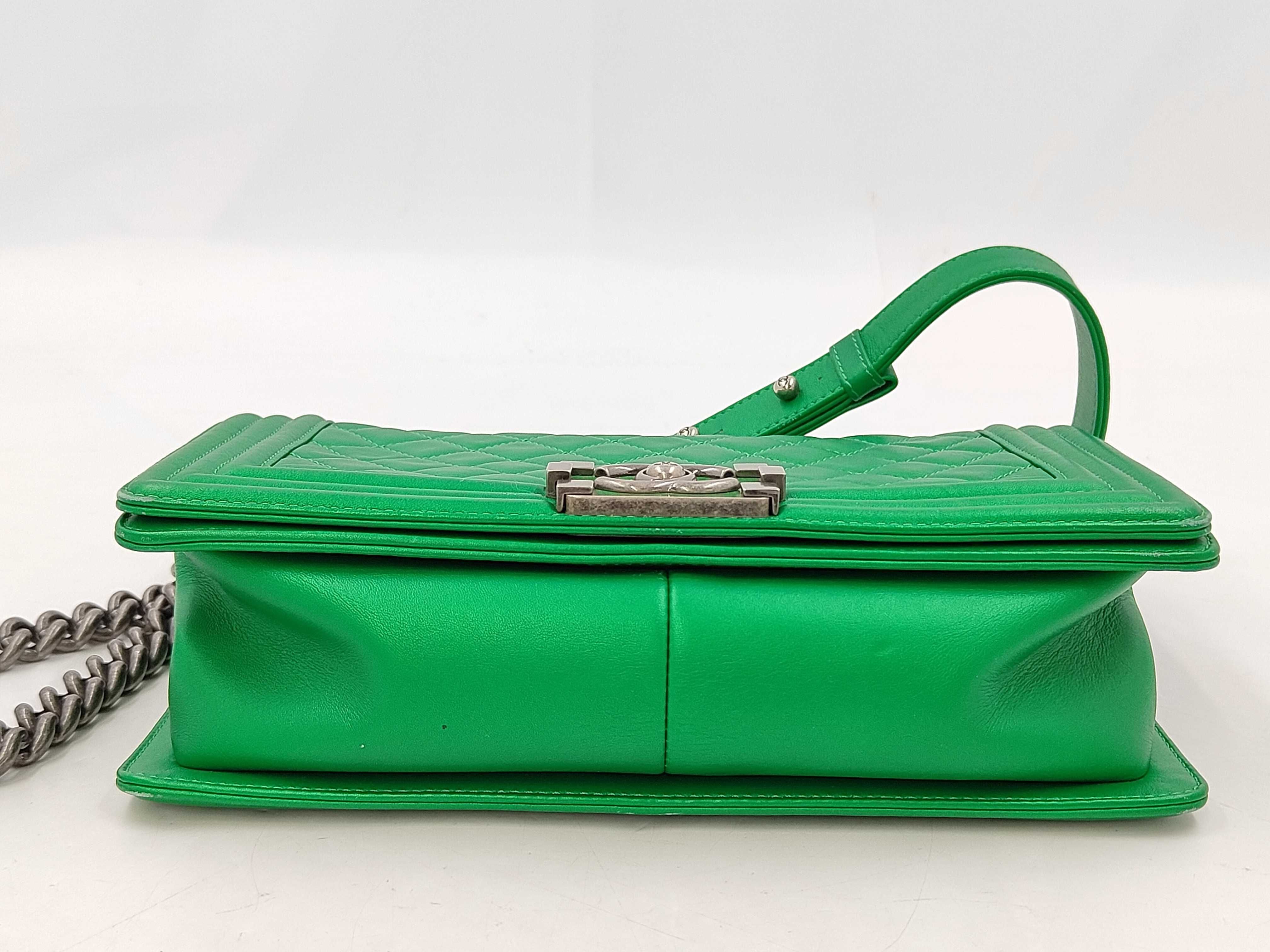 2268 Boy 25 Chain Shoulder Bag, Green — view 4