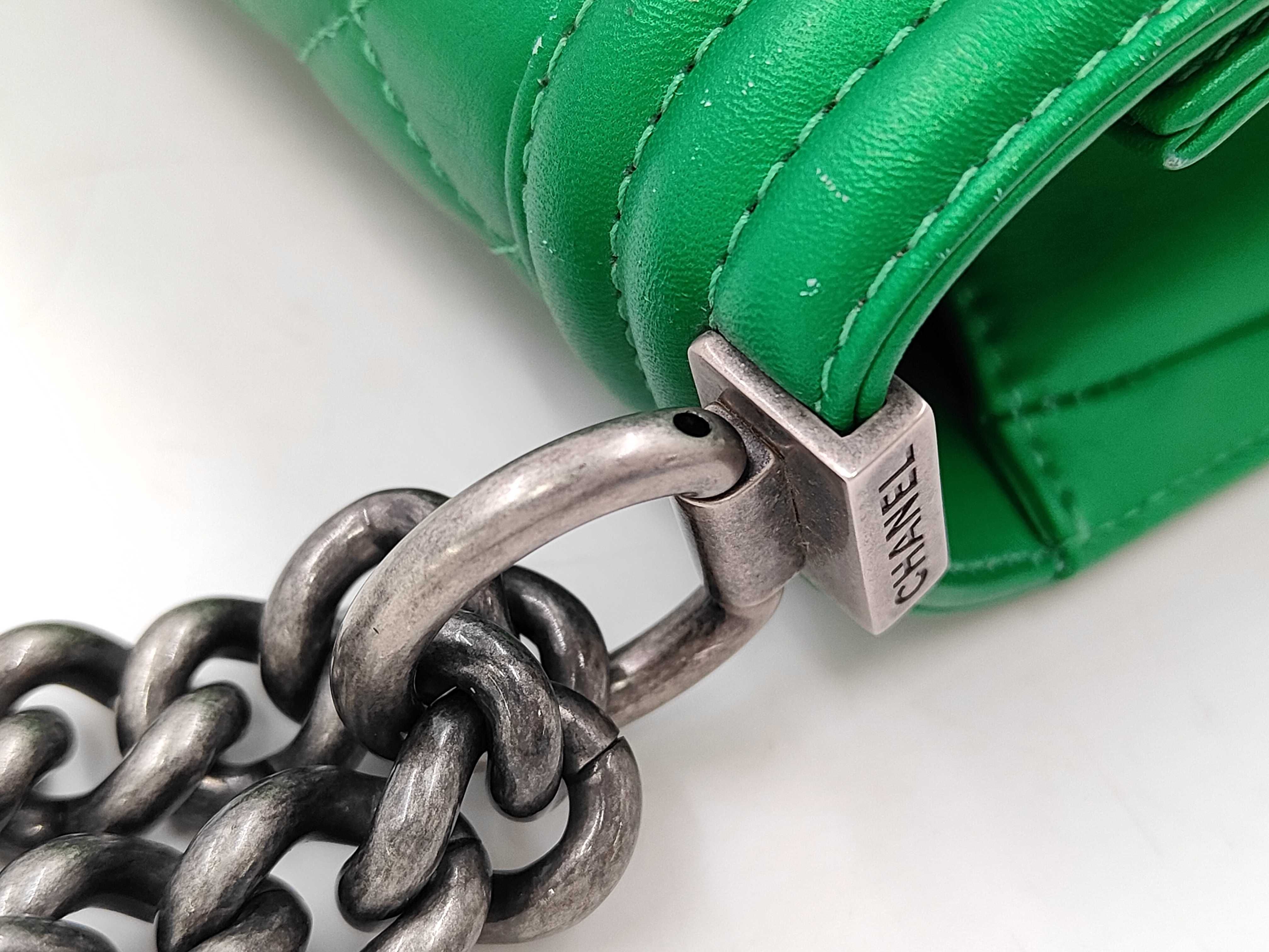 2268 Boy 25 Chain Shoulder Bag, Green — view 7