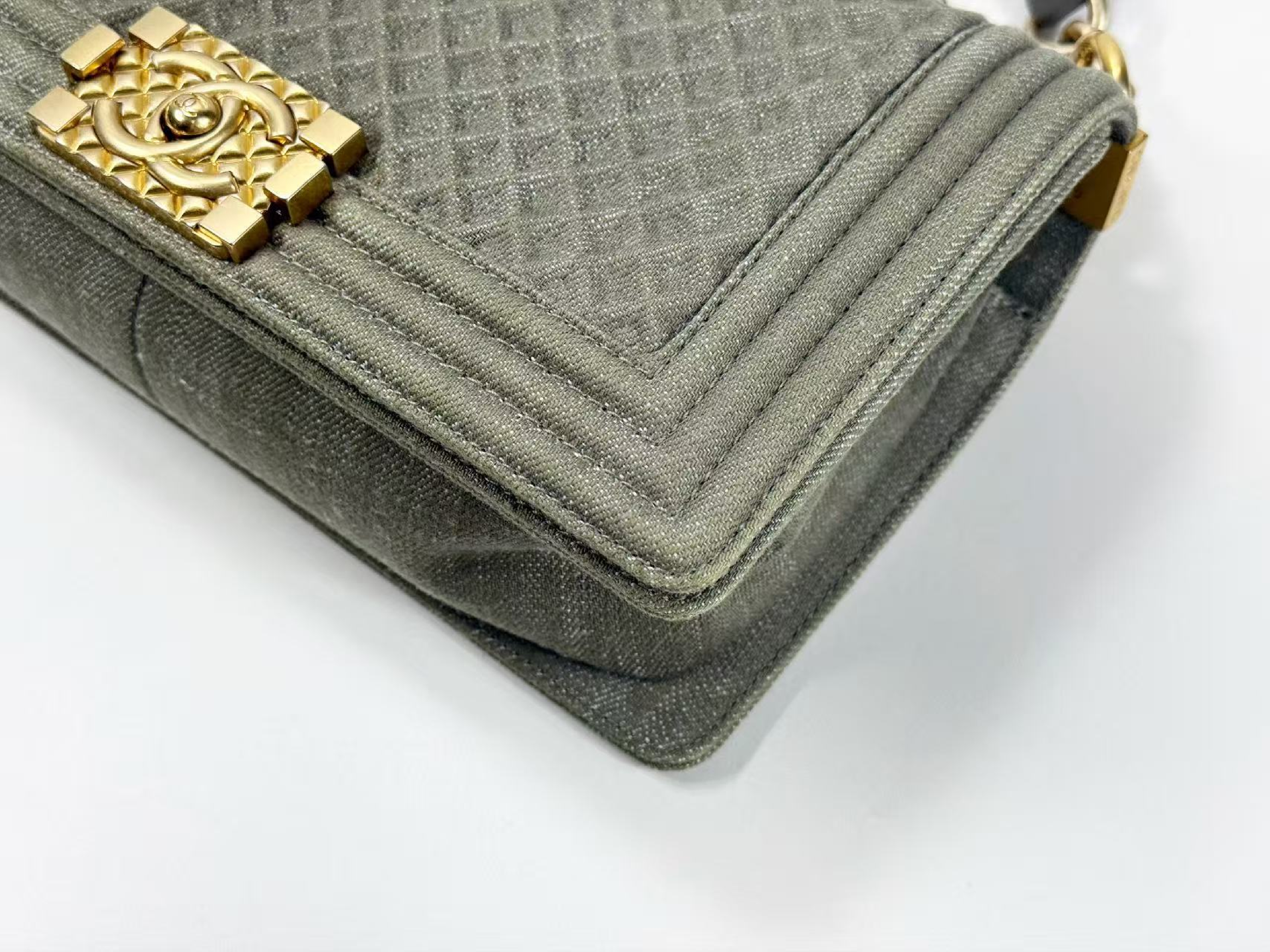Denim Boy Matelassé Micro, W25cm (approx.), serial number in the 23 range. Vintage gold hardware shoulder bag with dust bag and sticker. 23201916. — view 11