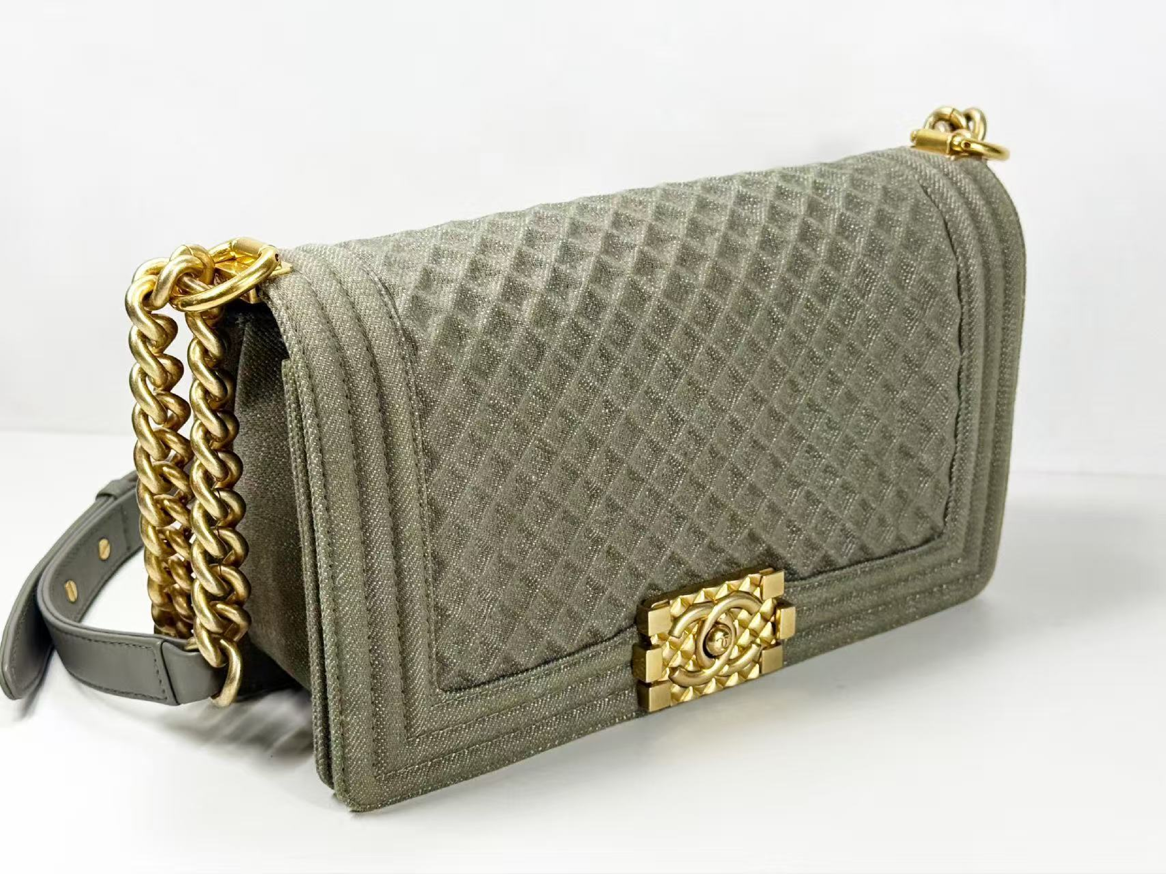 Denim Boy Matelassé Micro, W25cm (approx.), serial number in the 23 range. Vintage gold hardware shoulder bag with dust bag and sticker. 23201916. — view 6
