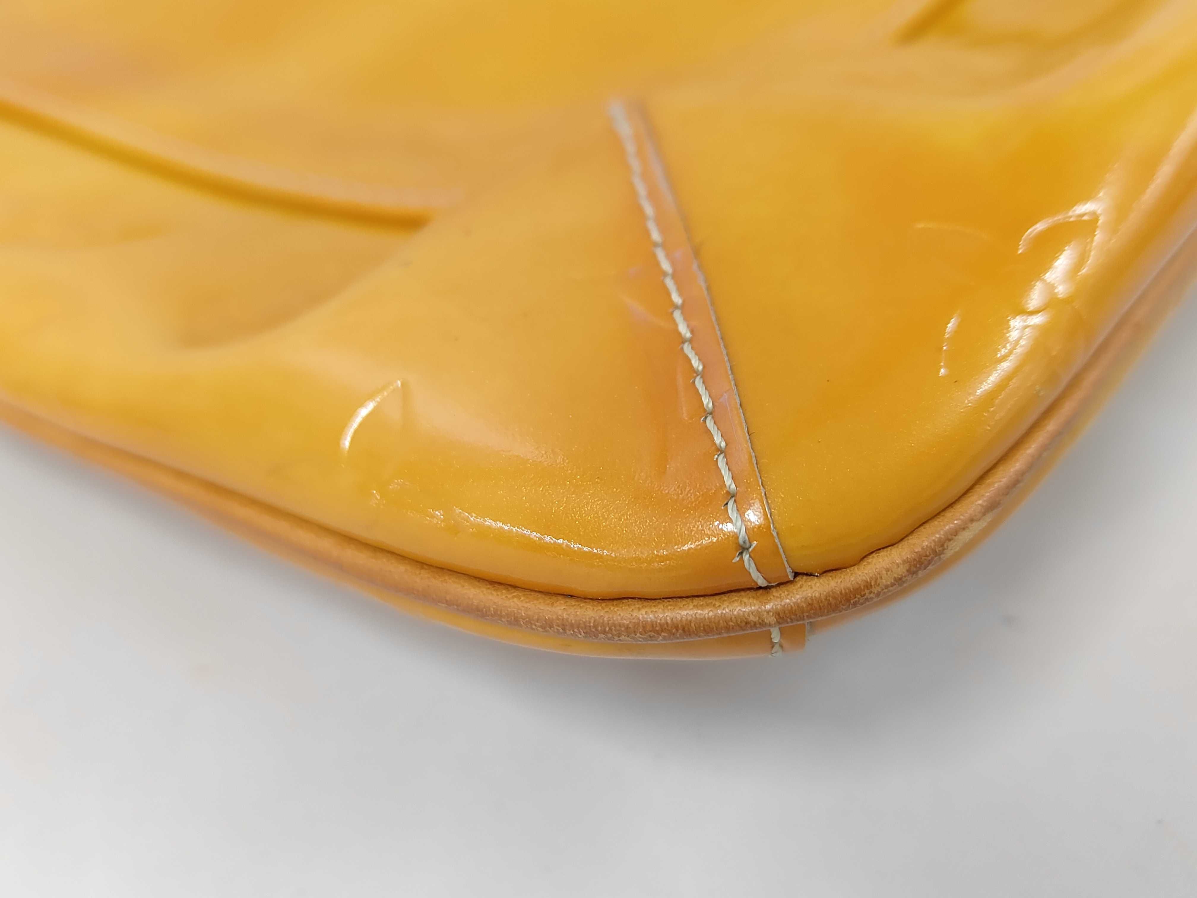 LV Thompson Street Shoulder Bag — view 4
