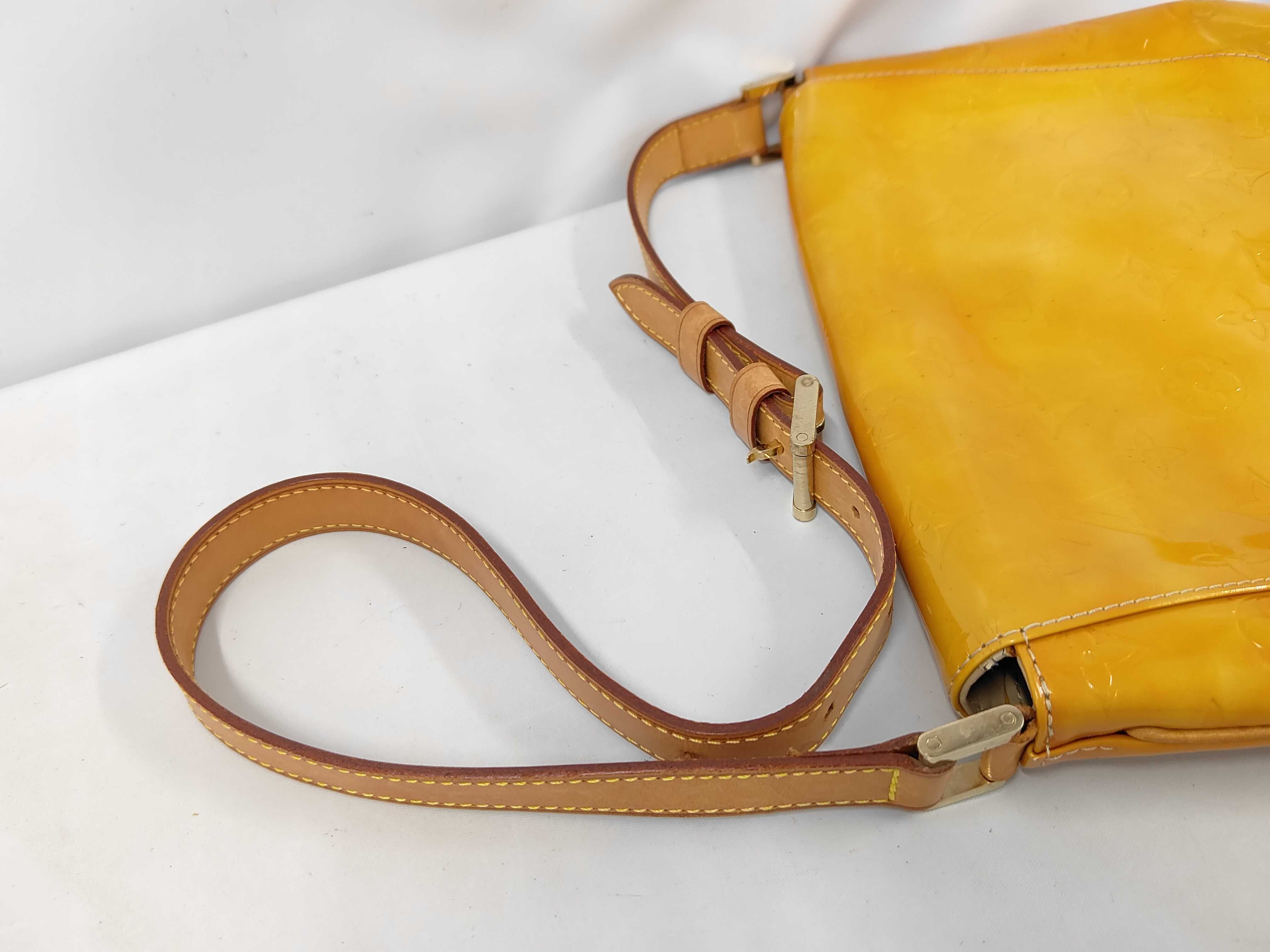LV Thompson Street Shoulder Bag — view 5