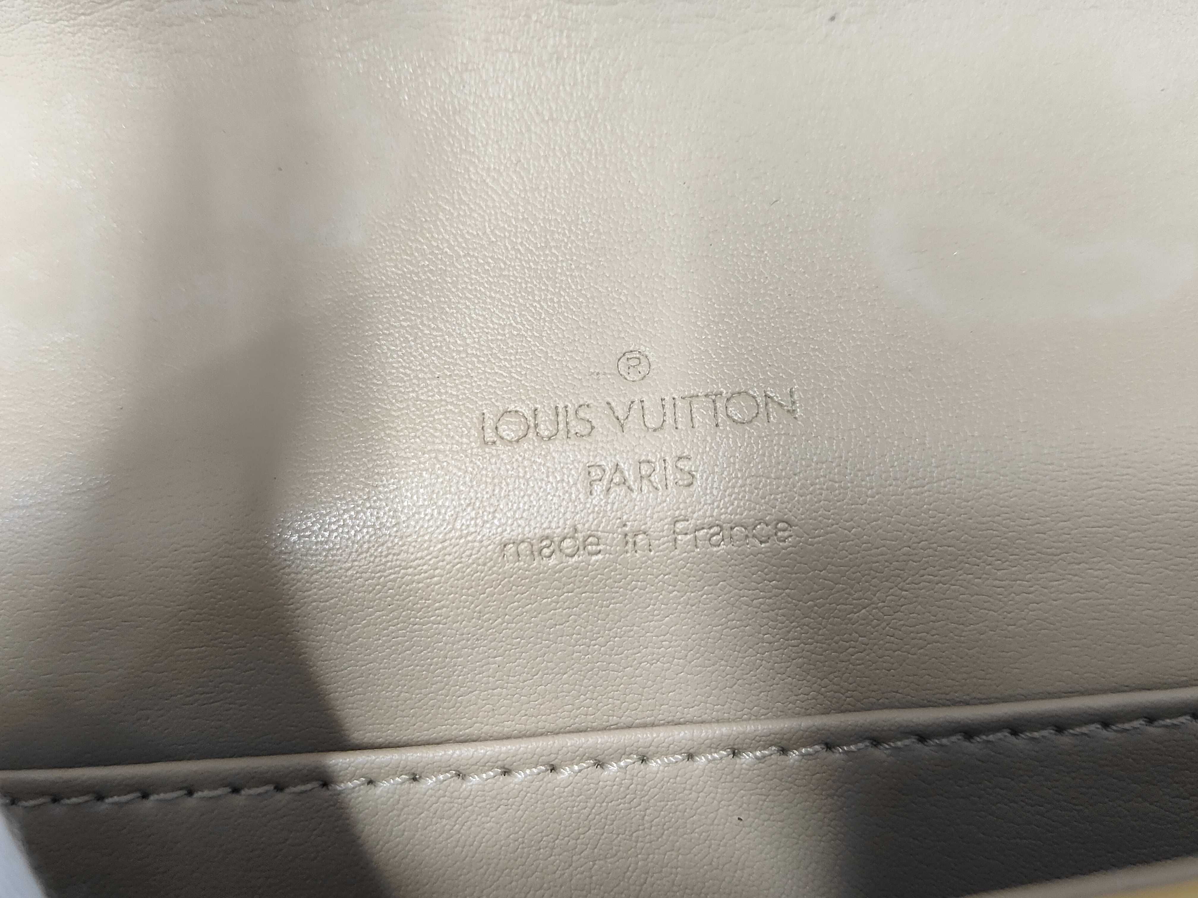 LV Thompson Street Shoulder Bag — view 10