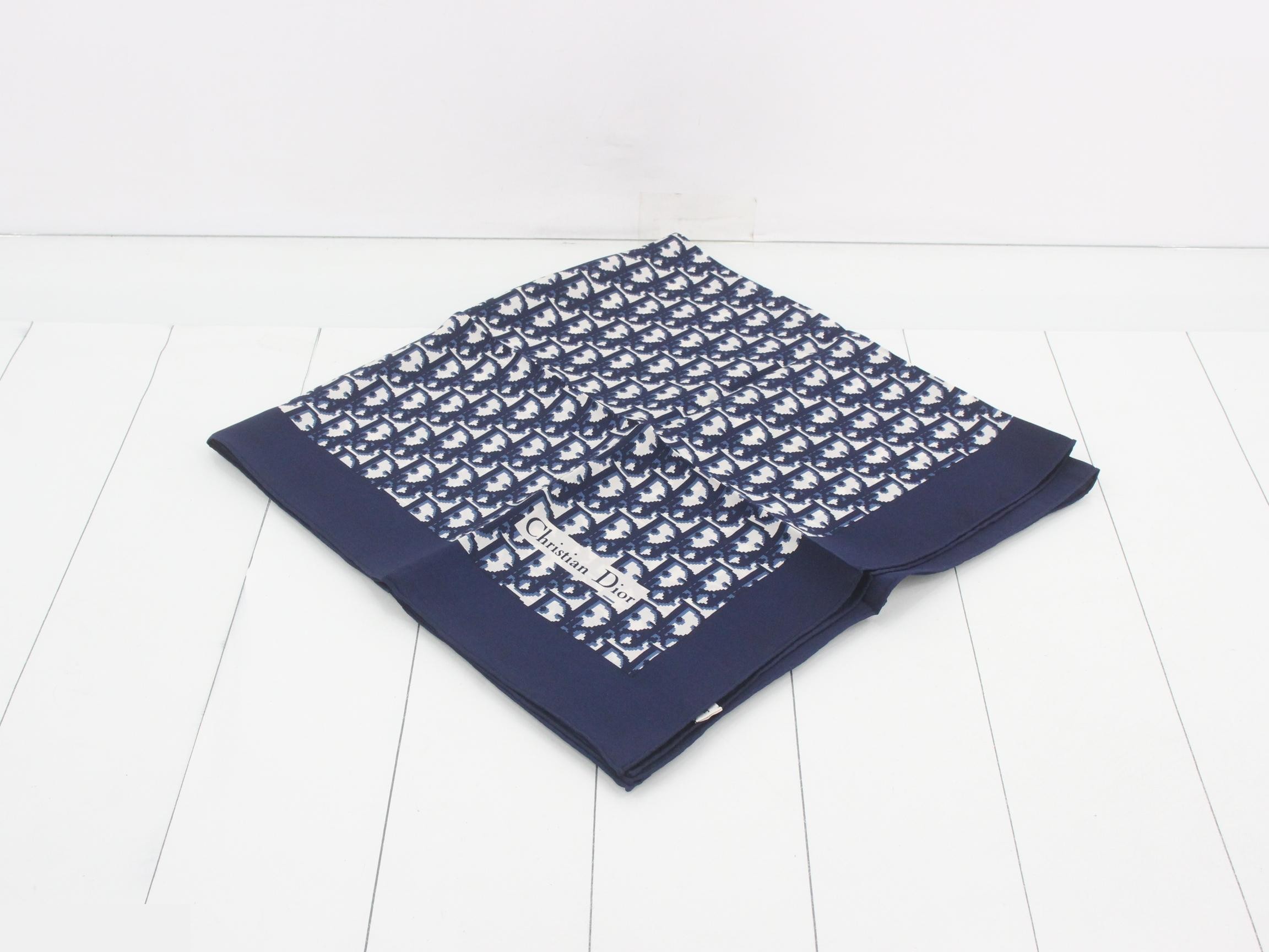 Trotter scarf, with tag.