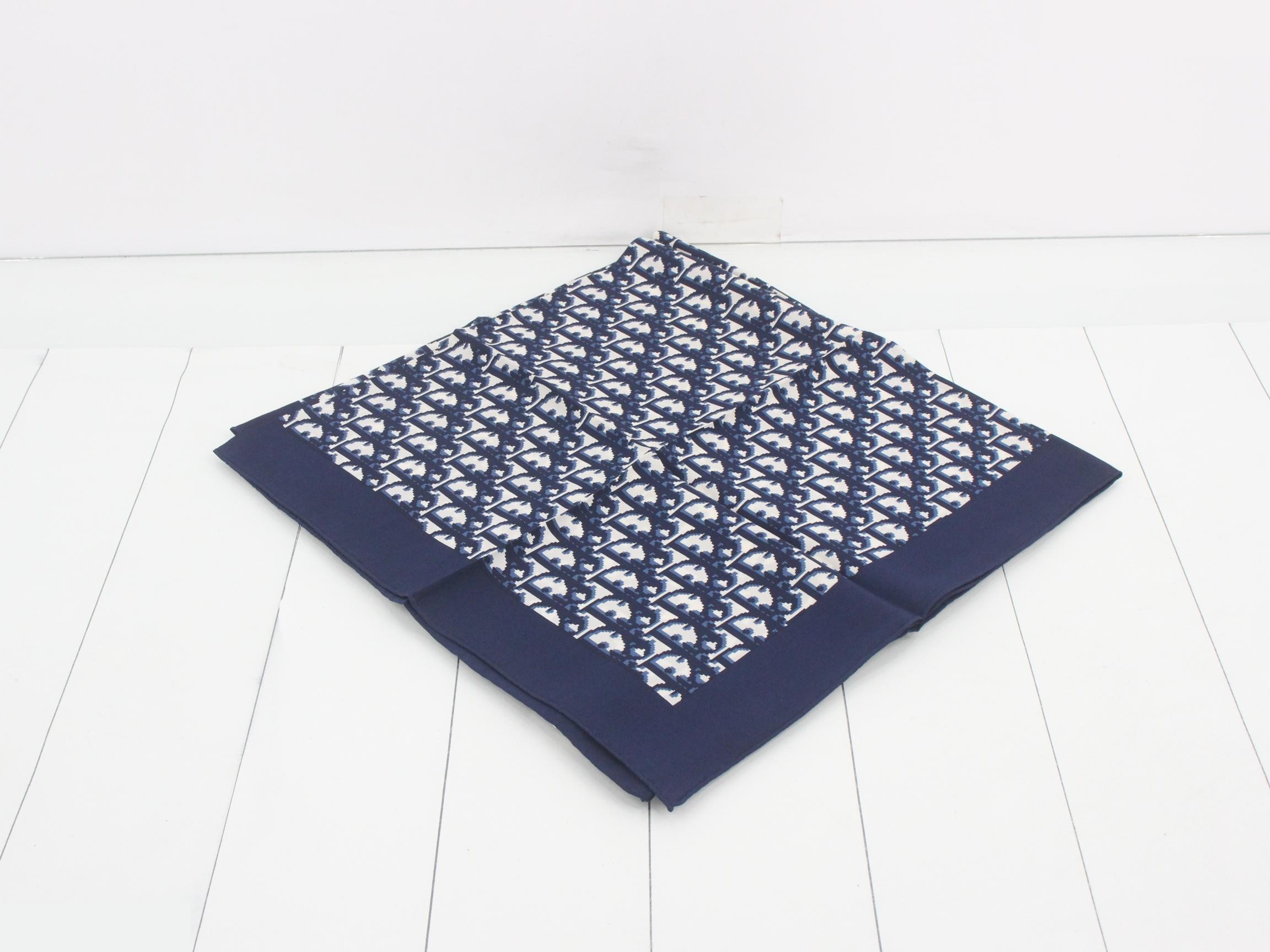 Trotter scarf, with tag. — view 2
