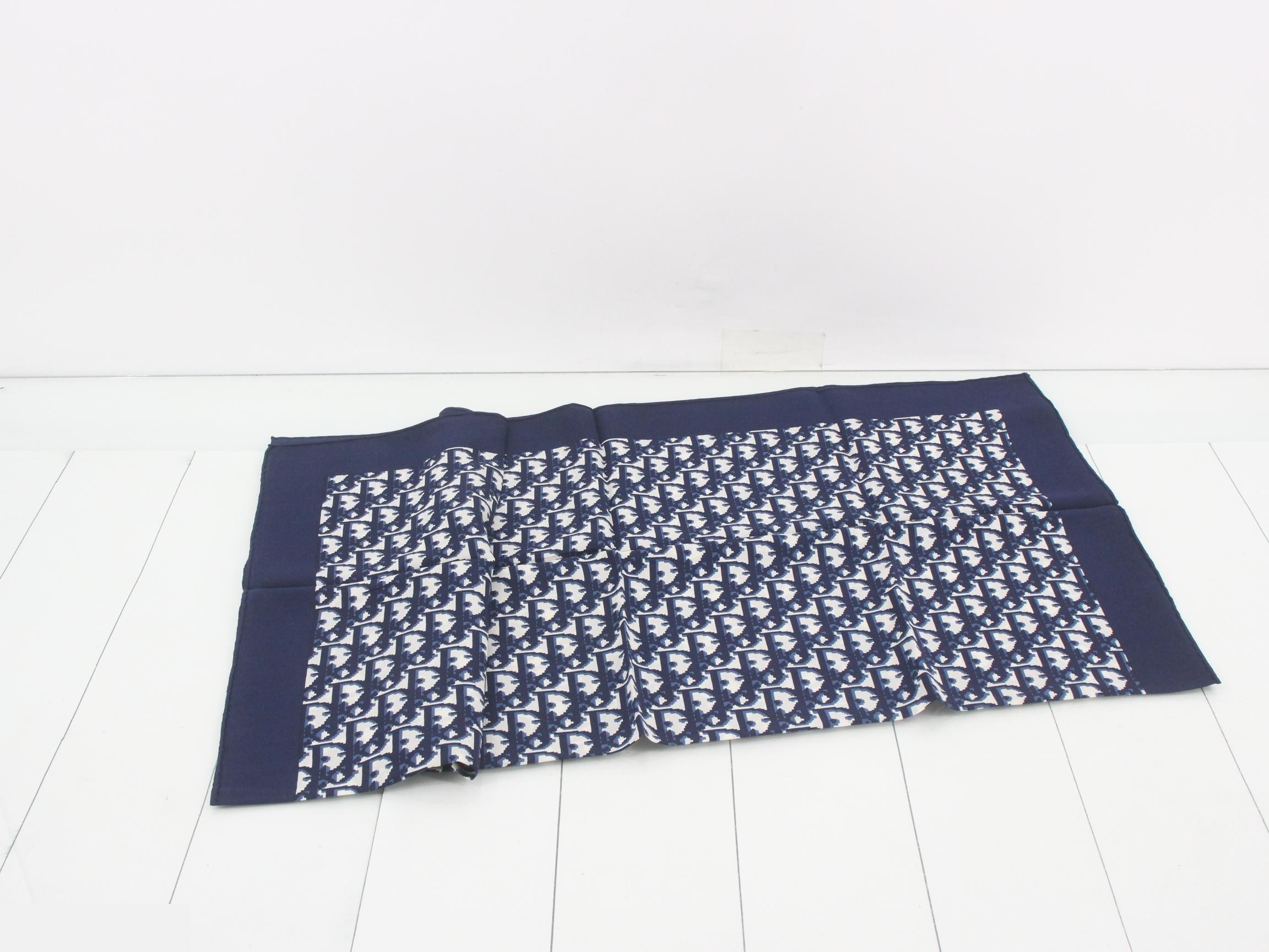 Trotter scarf, with tag. — view 3