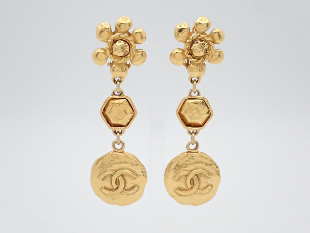Earrings with Coco Mark design, gold.