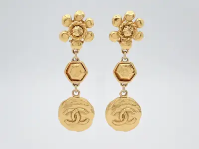 Earrings with Coco Mark design, gold.